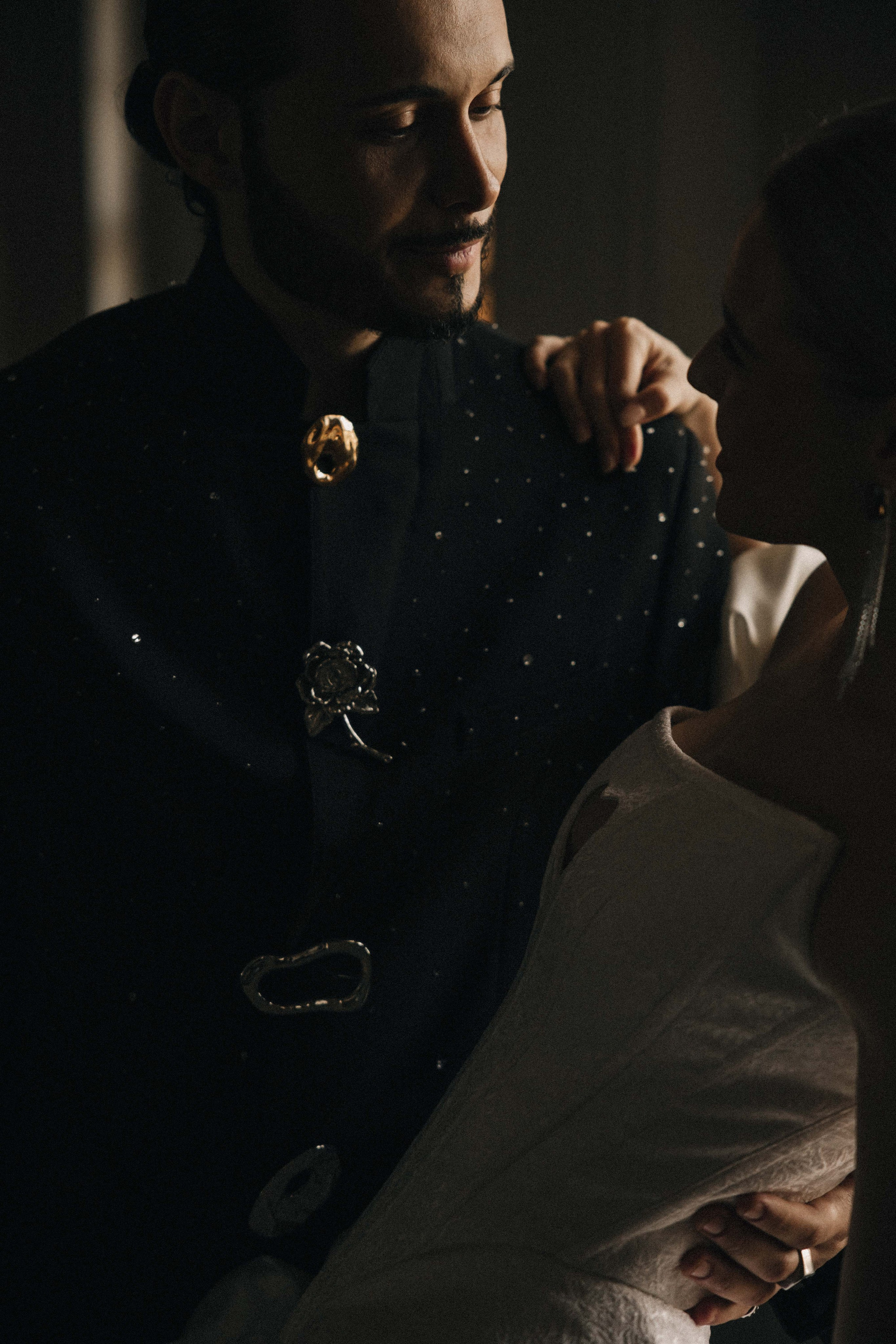 Счастливая пара позирует на свадебной фотосессии на фоне зеленой ткани в театре ,фэшн съемка ,топ 100 — свадебный фотограф Алена Межевова