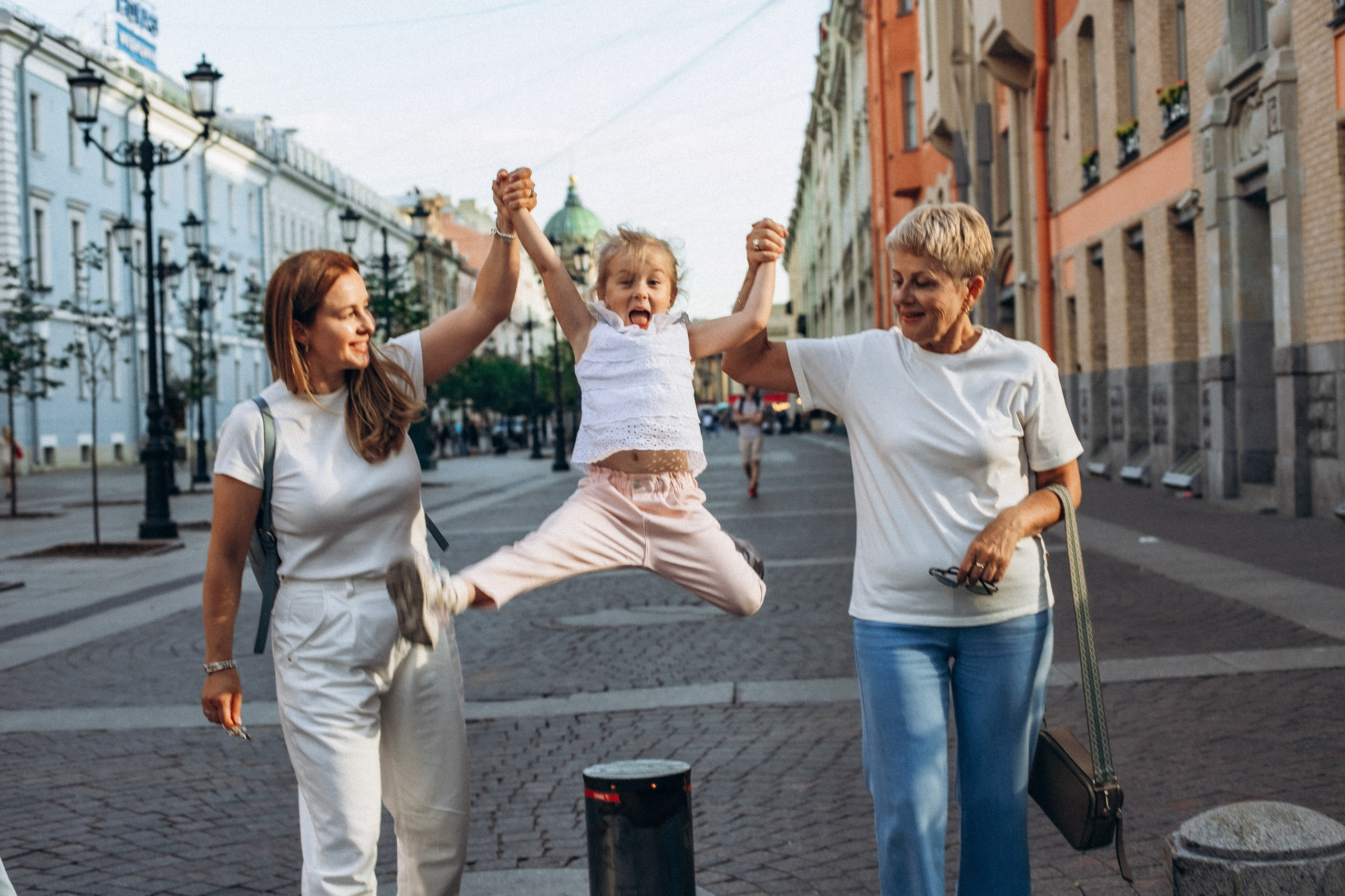 Дарья с семьей в июне. Фотопрогулка в Петербурге. Индивидуальный и семейный фотограф в Санкт-Петербурге