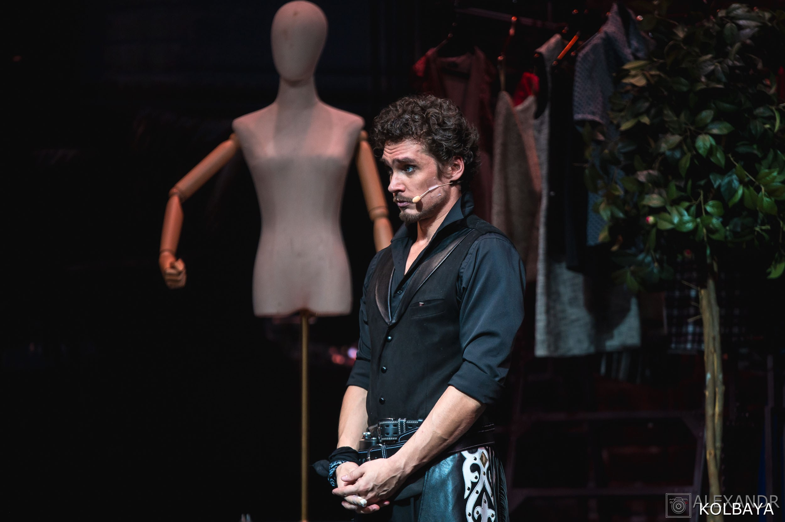 Фотографии со спектакля «Привет, я тетя Чарли». Концертный и театральный репортажный фотограф в Москве Александр Колбая