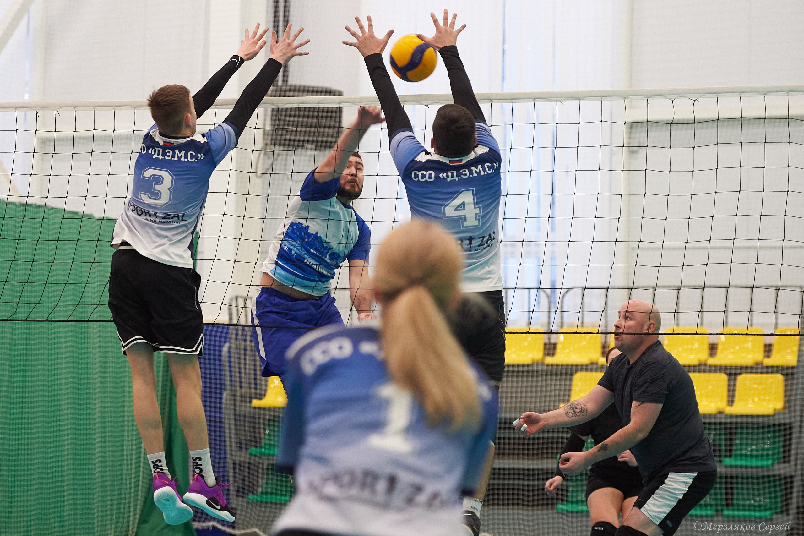 Новогодний волейбольный турнир. Ижевск. 16.12.23. Спортивный репортажный фотограф в Ижевске Сергей Мерзляков