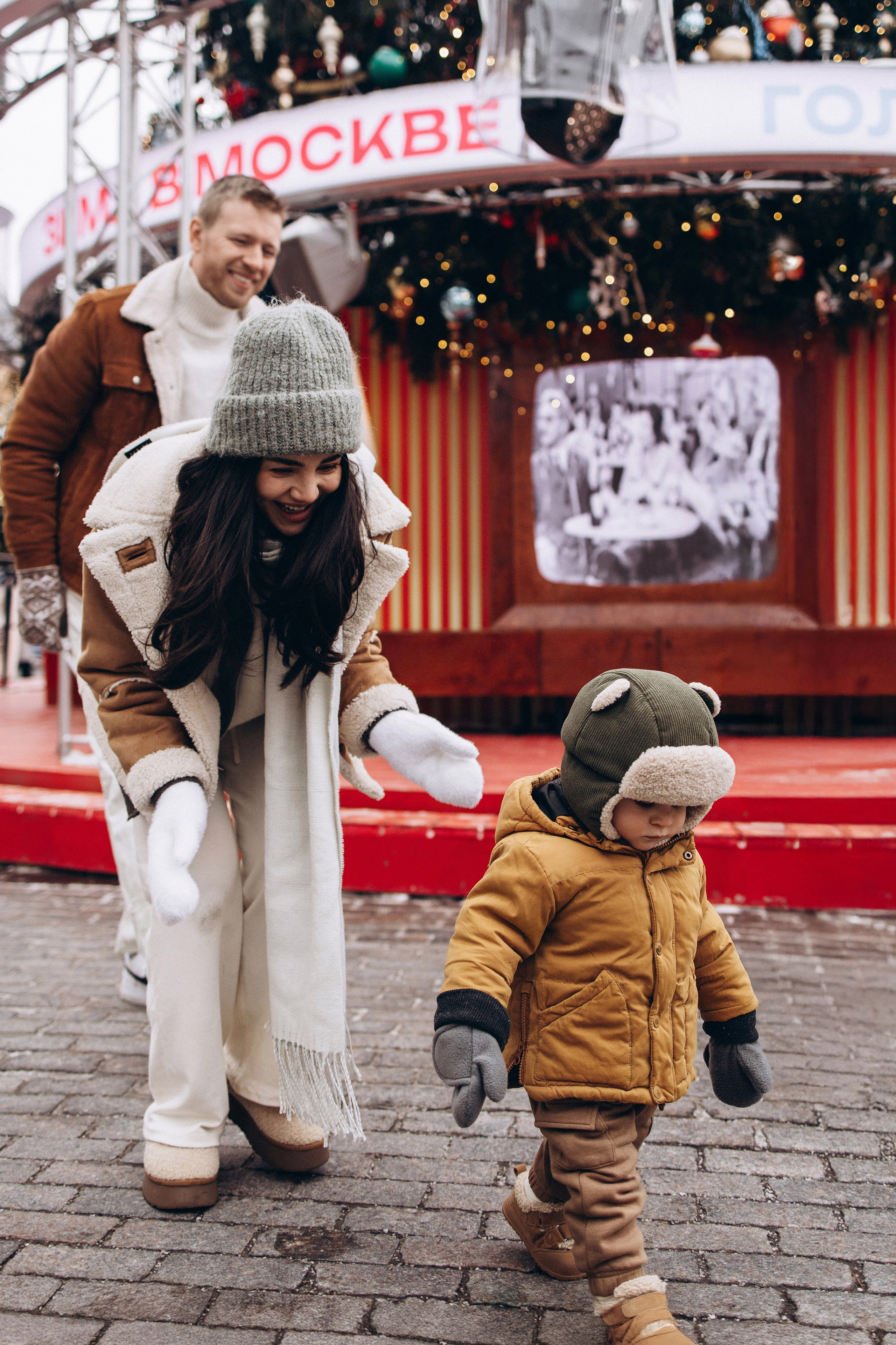 Марьям, Михаил и Лев на Рождественской ярмарке. Семейный фотограф в Москве Марина Петра