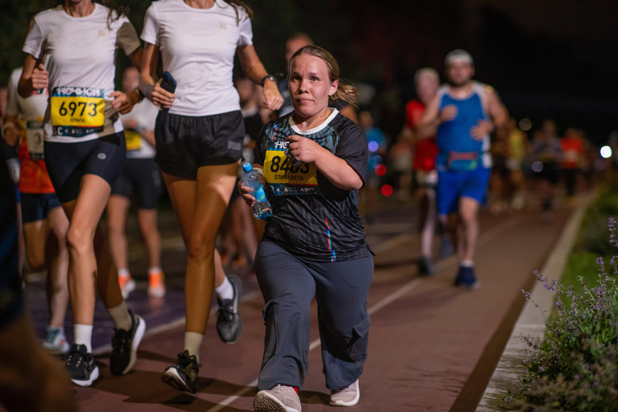 Ночной забег в ленте фотографий бегунов 03.08.24. Фотограф Сергей Ловкий