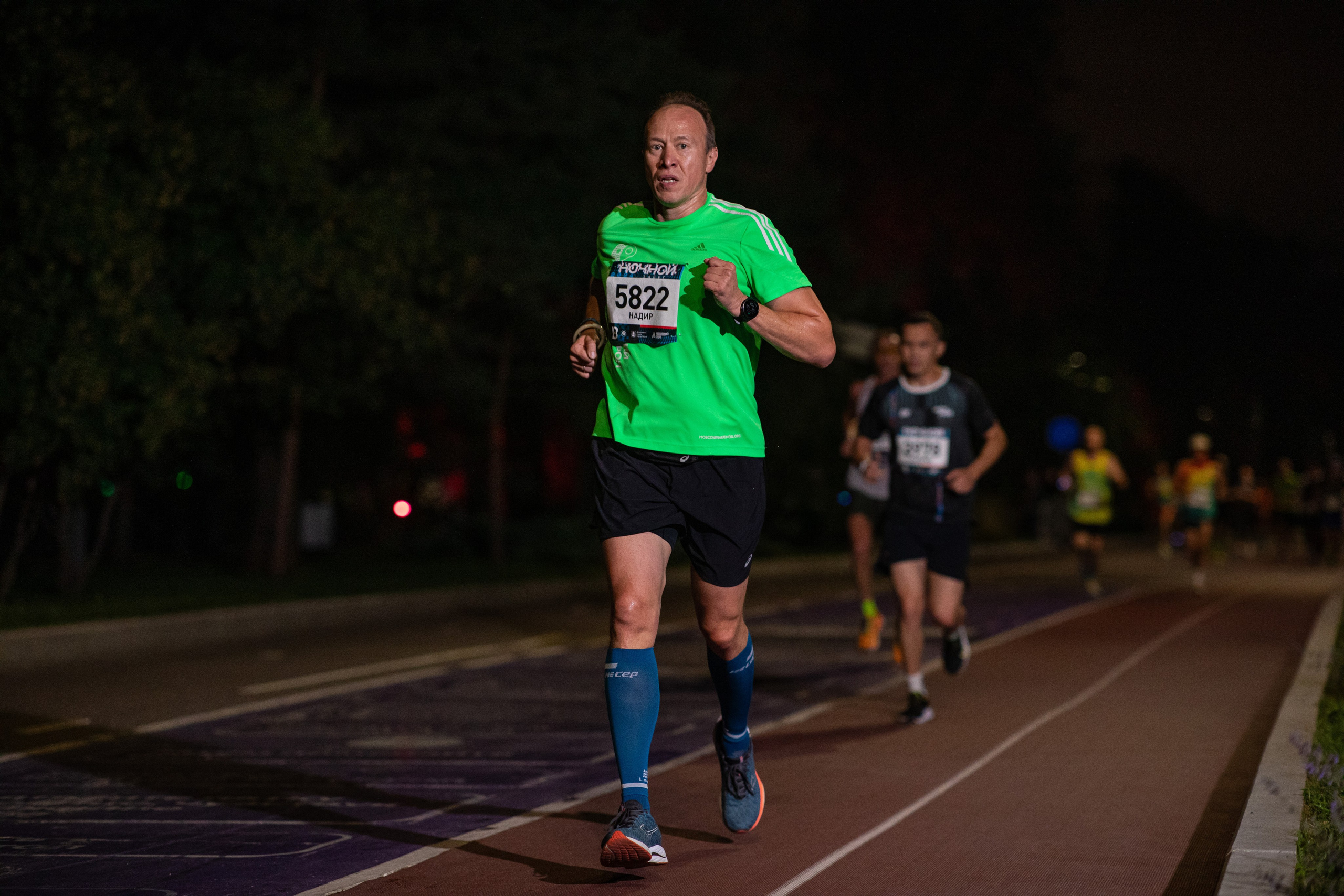 Ночной забег в ленте фотографий бегунов 03.08.24. Фотограф Сергей Ловкий