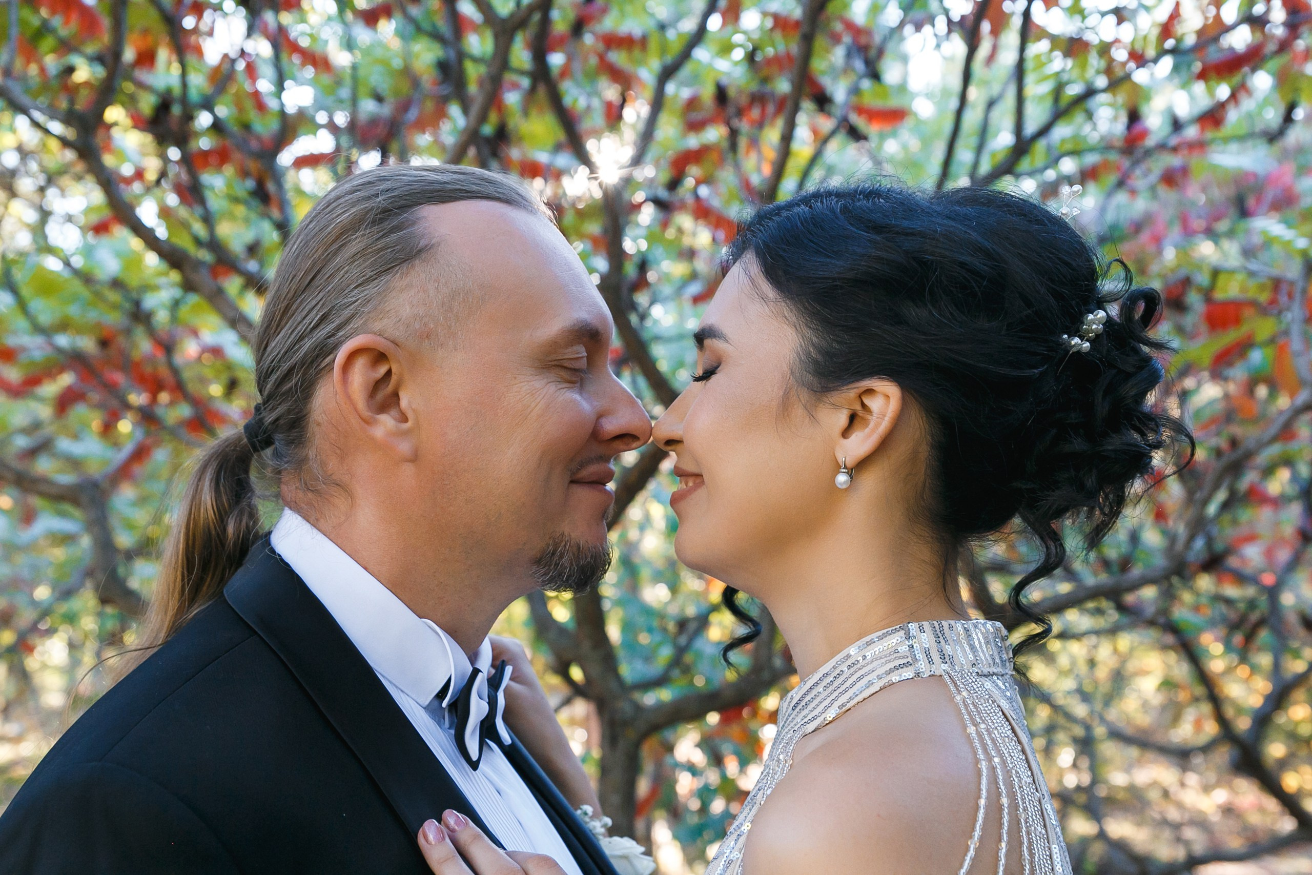 Ксения и Александр: поженились и погуляли в парке санатория Горная поляна. Событийный фотограф Максим Бескоровайновнов