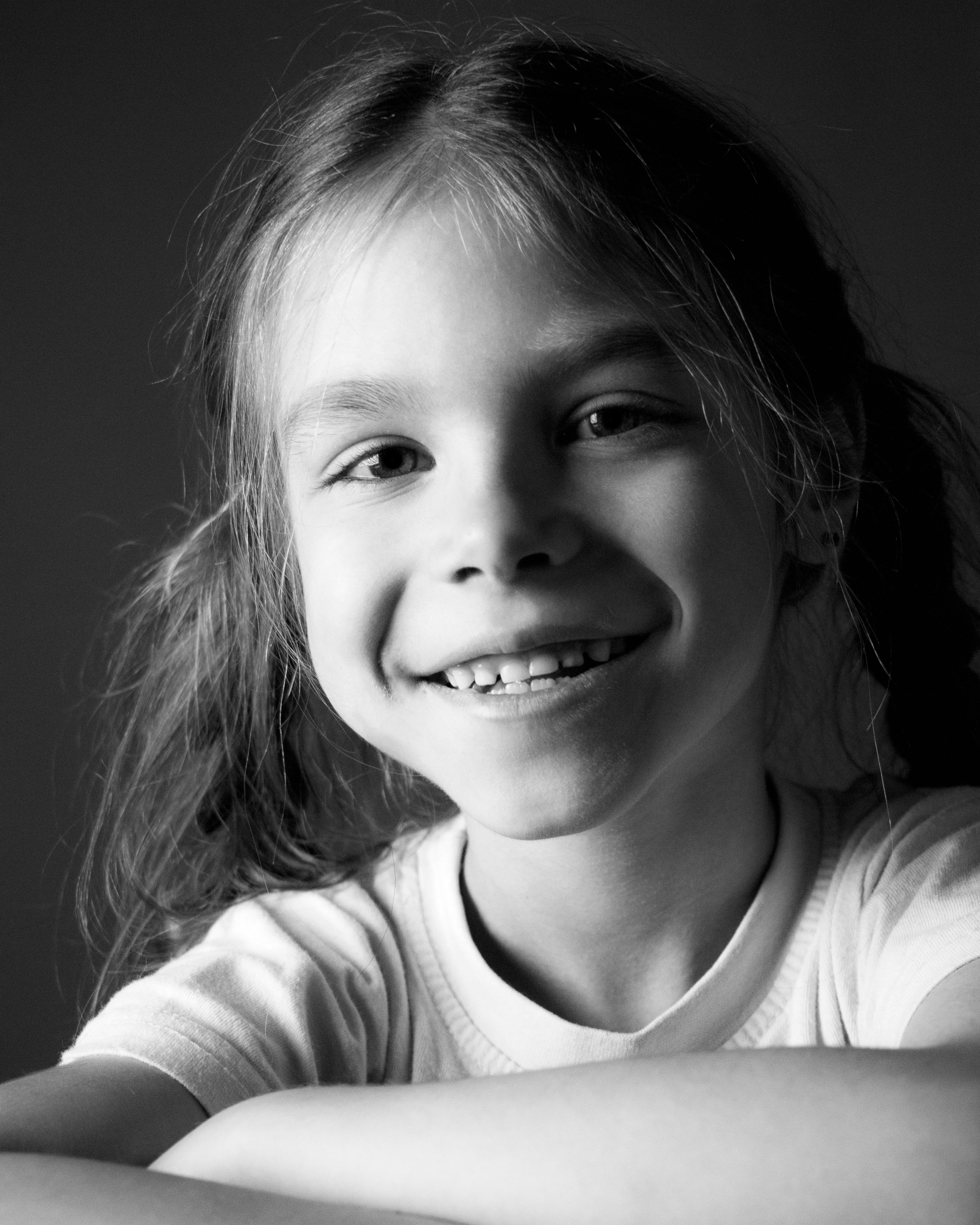 Крупный план лица девочки с улыбкой