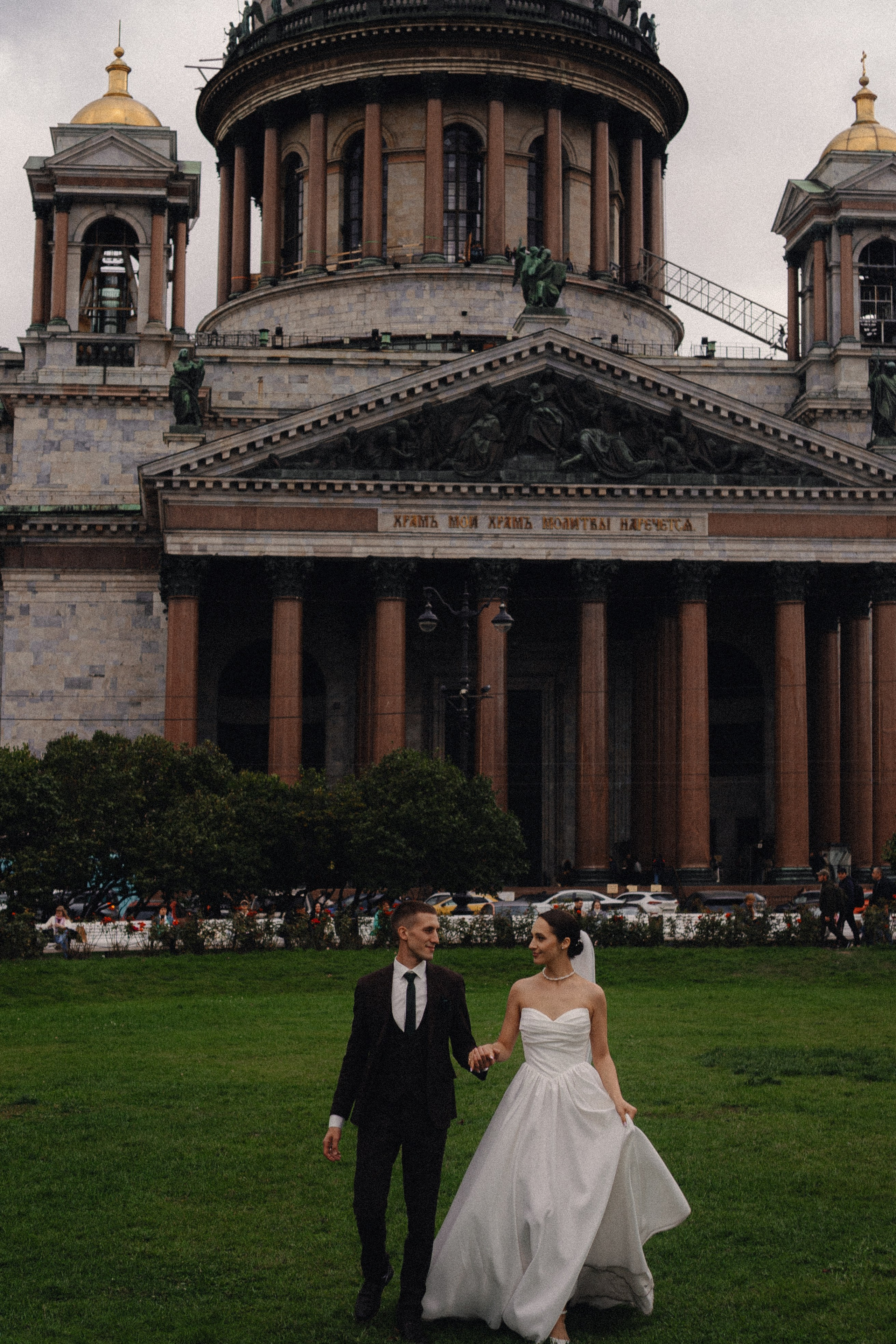 СВАДЕБНАЯ ПРОГУЛКА В САНТК-ПЕТЕРБУРГЕ (ИСАКИЕВСКИЙ СОБОР, ЗИМНЯЯ КАНАВКА, ЭРМИТАЖ И БОЛЬШАЯ МОРСКАЯ УЛИЦА). Профессиональный фотограф, Санкт-Петербург — Виктория Богомолова