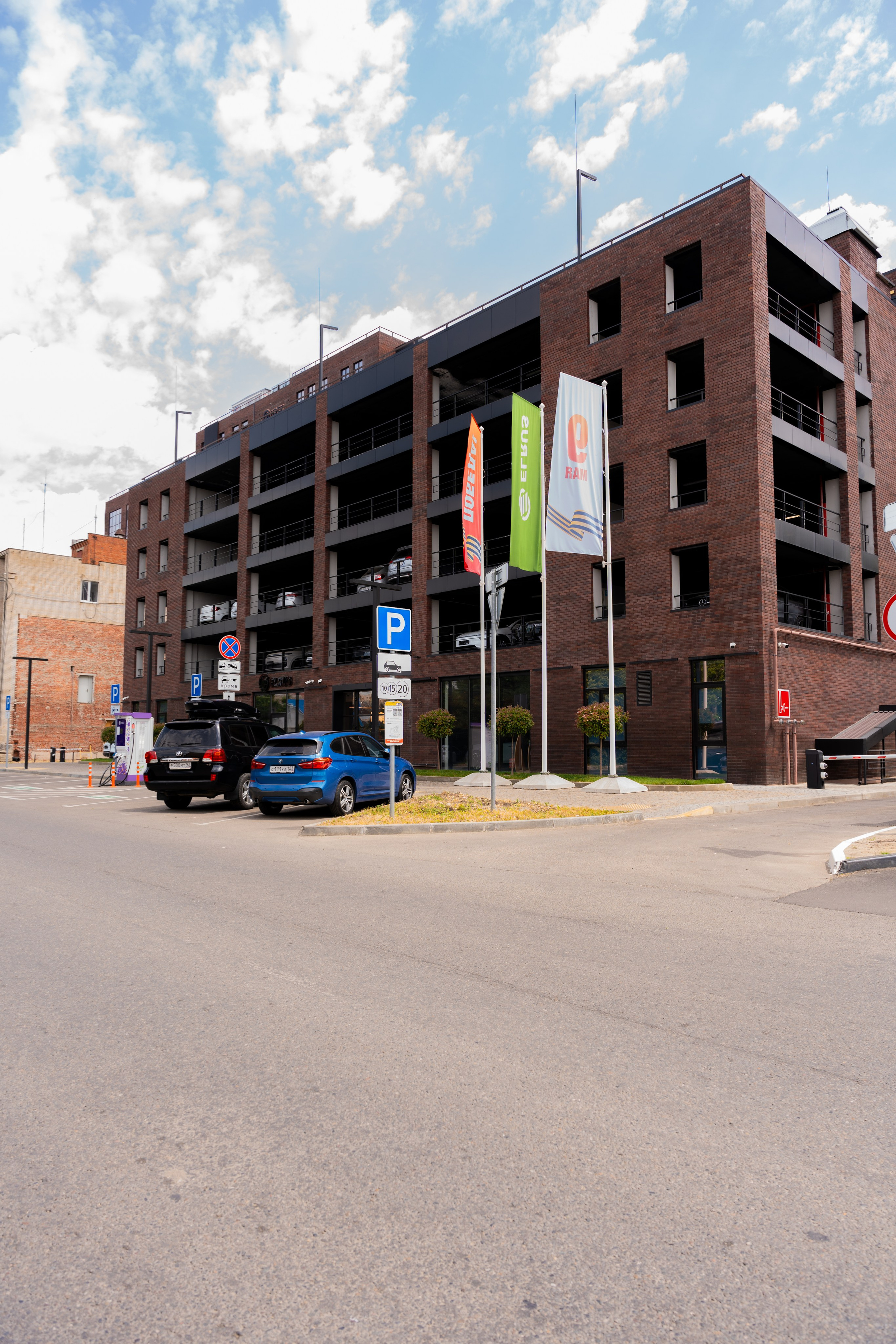 Интерьерная фотосъемка автосалона Elrus в Краснодаре. Zeekr, LiXiang Профессиональная фотосъемка интерьера премиум-автосалона в Краснодаре. Шедевры для Вас! Фотограф и Видеограф в Краснодаре Пахиев Руслан