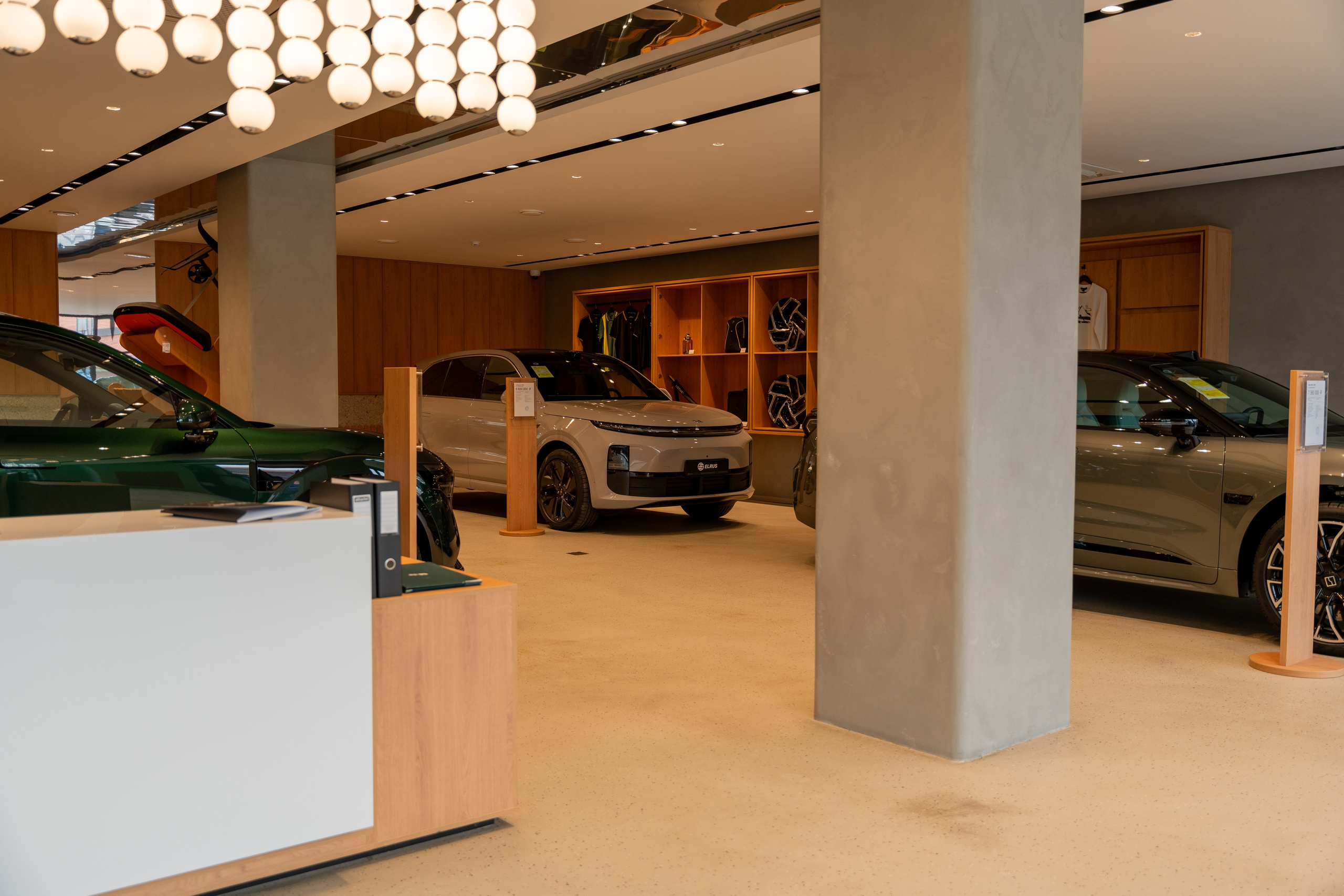 Интерьерная фотосъемка автосалона Elrus в Краснодаре. Zeekr, LiXiang Профессиональная фотосъемка интерьера премиум-автосалона в Краснодаре. Шедевры для Вас! Фотограф и Видеограф в Краснодаре Пахиев Руслан