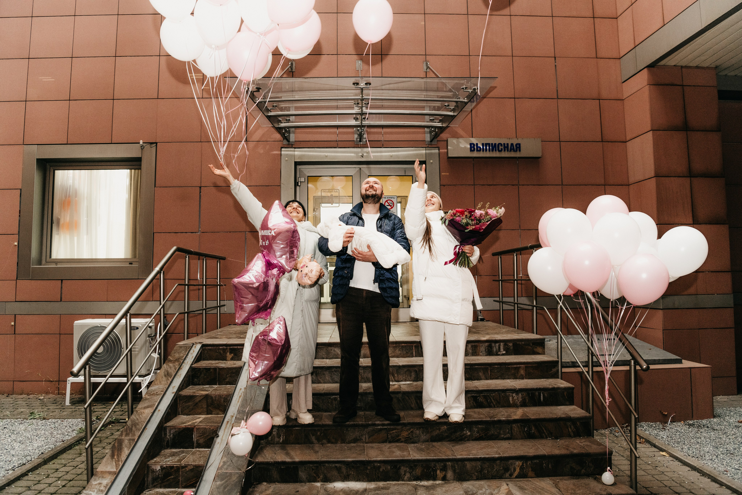 Выписка малышки. Мать и дитя на Севастопольском. Фотограф на выписку из роддома в Москве и МО