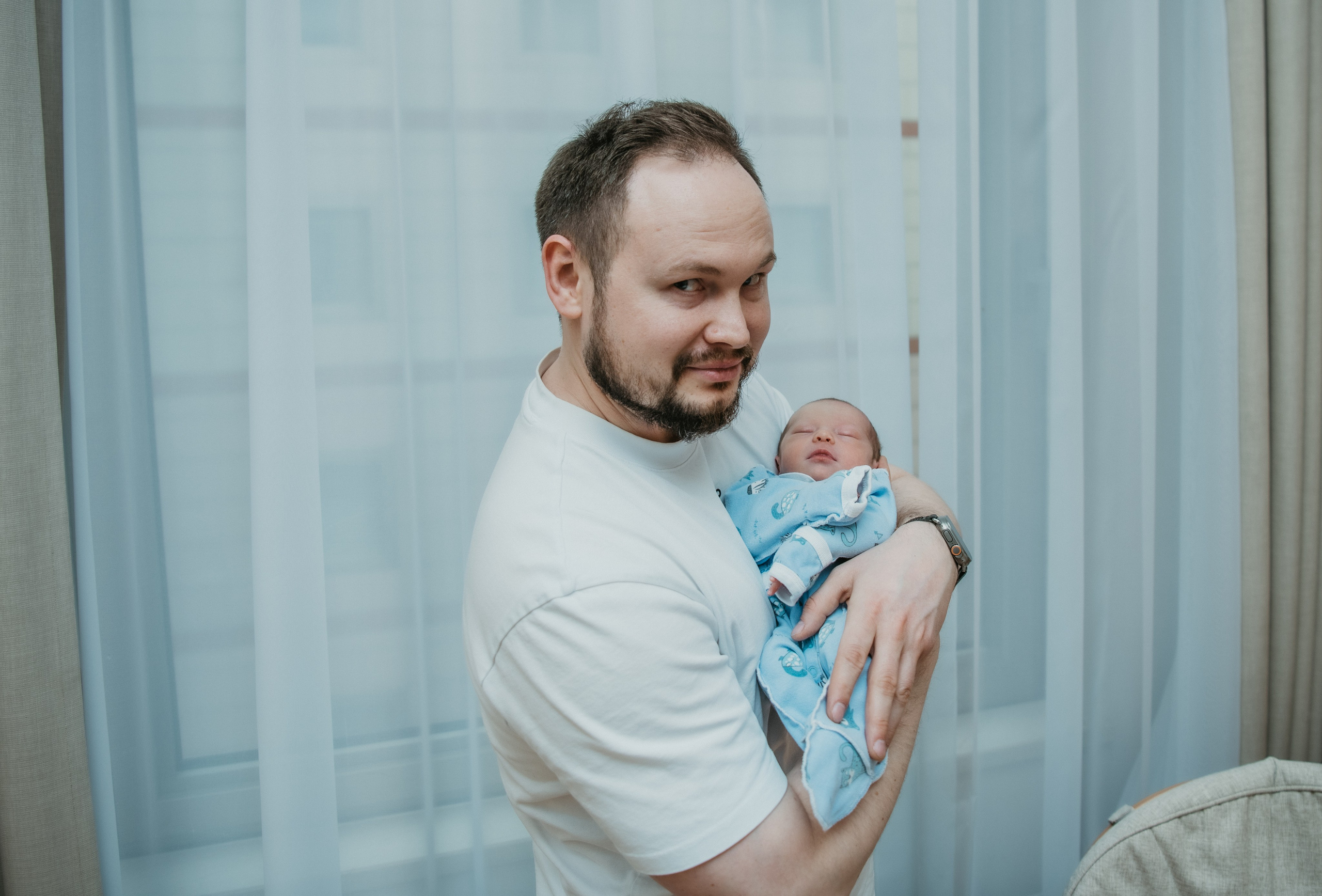 Выписка малышки. Мать и дитя на Севастопольском. Фотограф на выписку из роддома в Москве и МО