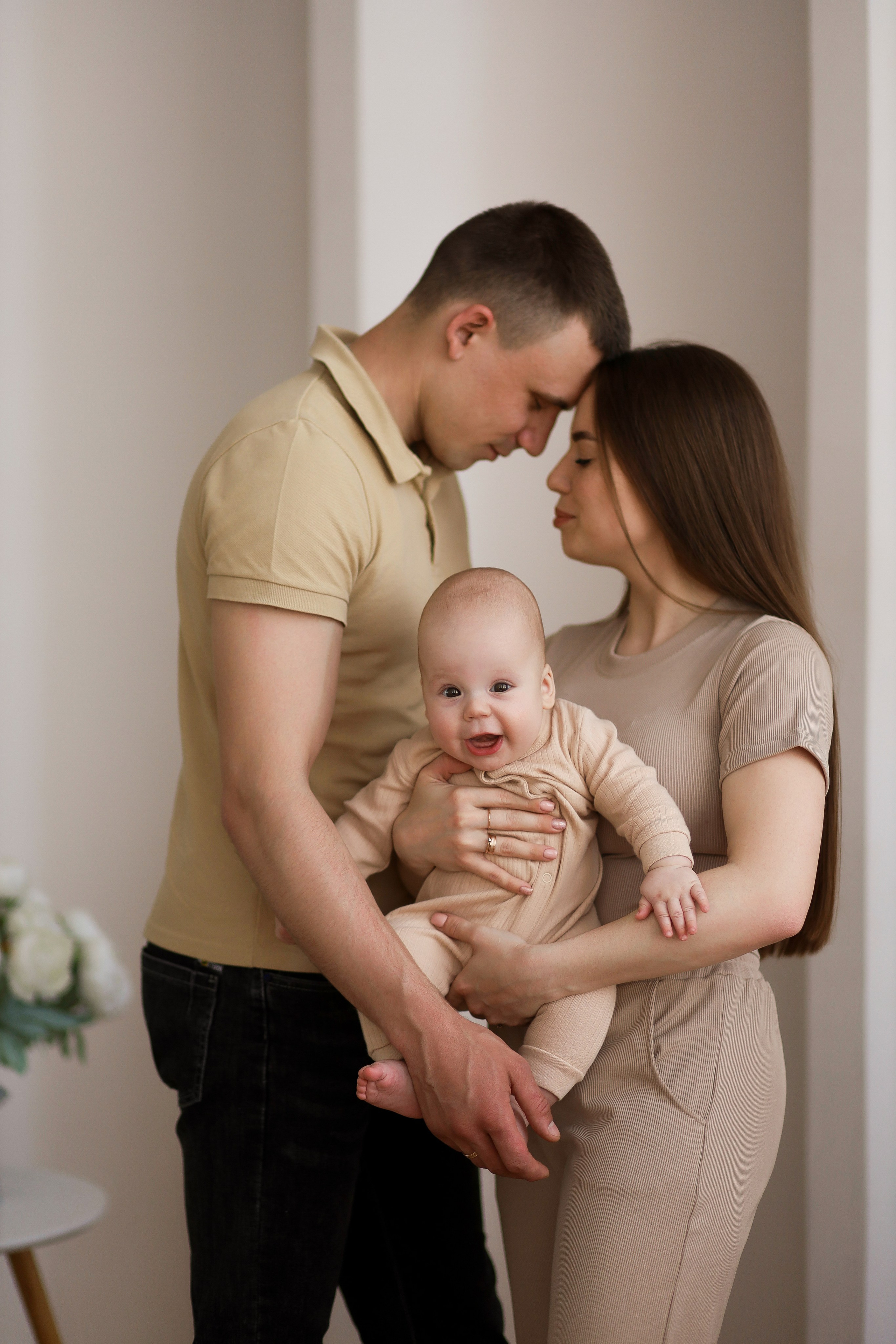 Семейная съёмка в белом зале. ФОТОГРАФ ХАБАРОВСК АНАСТАСИЯ РАЧЕНКОВА