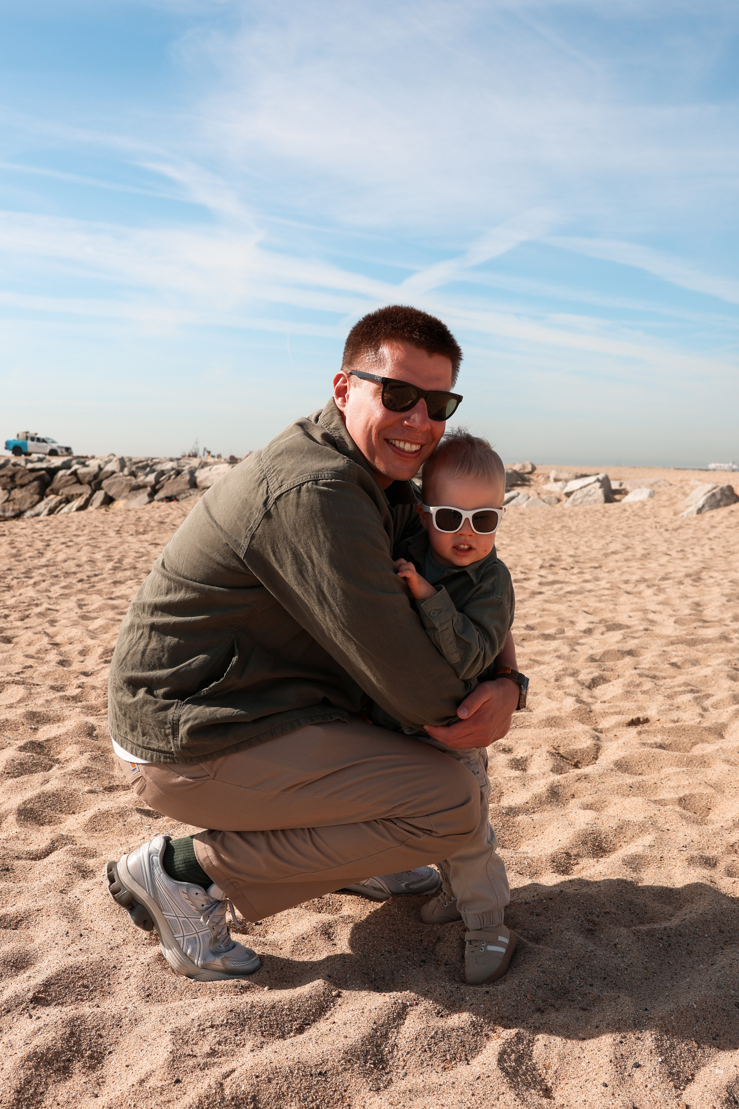 Seashore with a toddler. Natalia Zhuravleva|family, newborn, maternity photographer in Barcelona