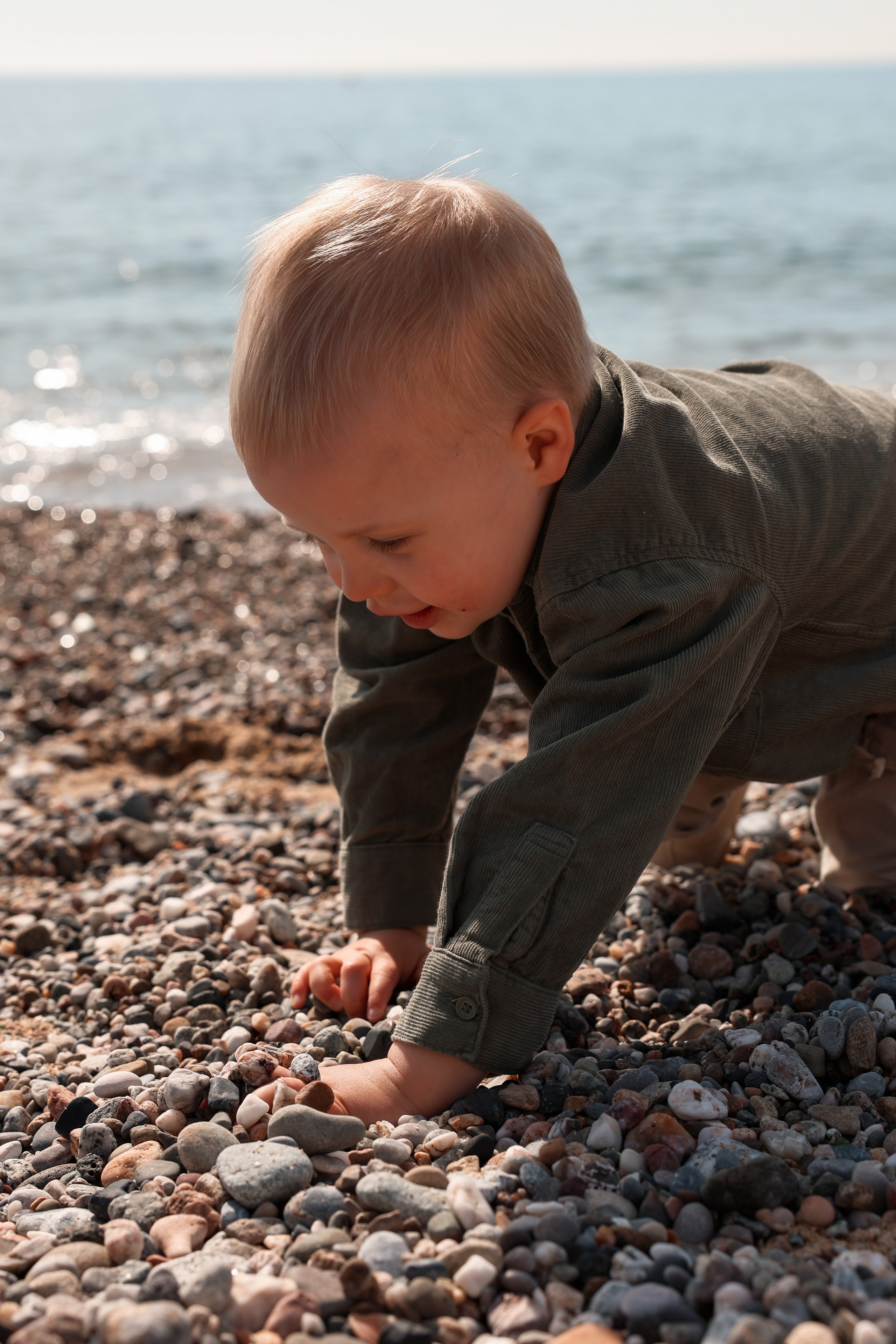 Seashore with a toddler. Natalia Zhuravleva|family, newborn, maternity photographer in Barcelona