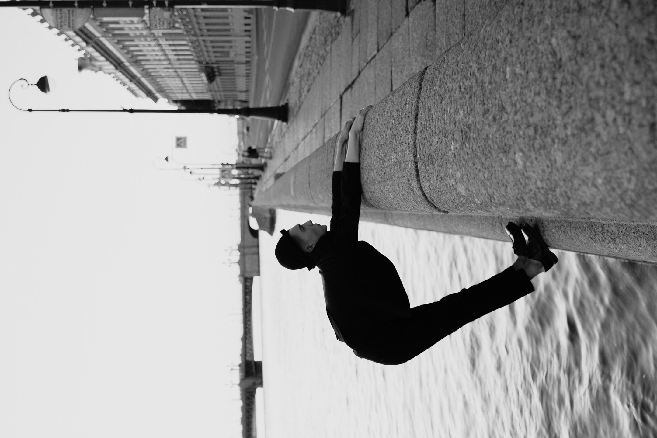 Фото парня свисающего с обрыва на Питера