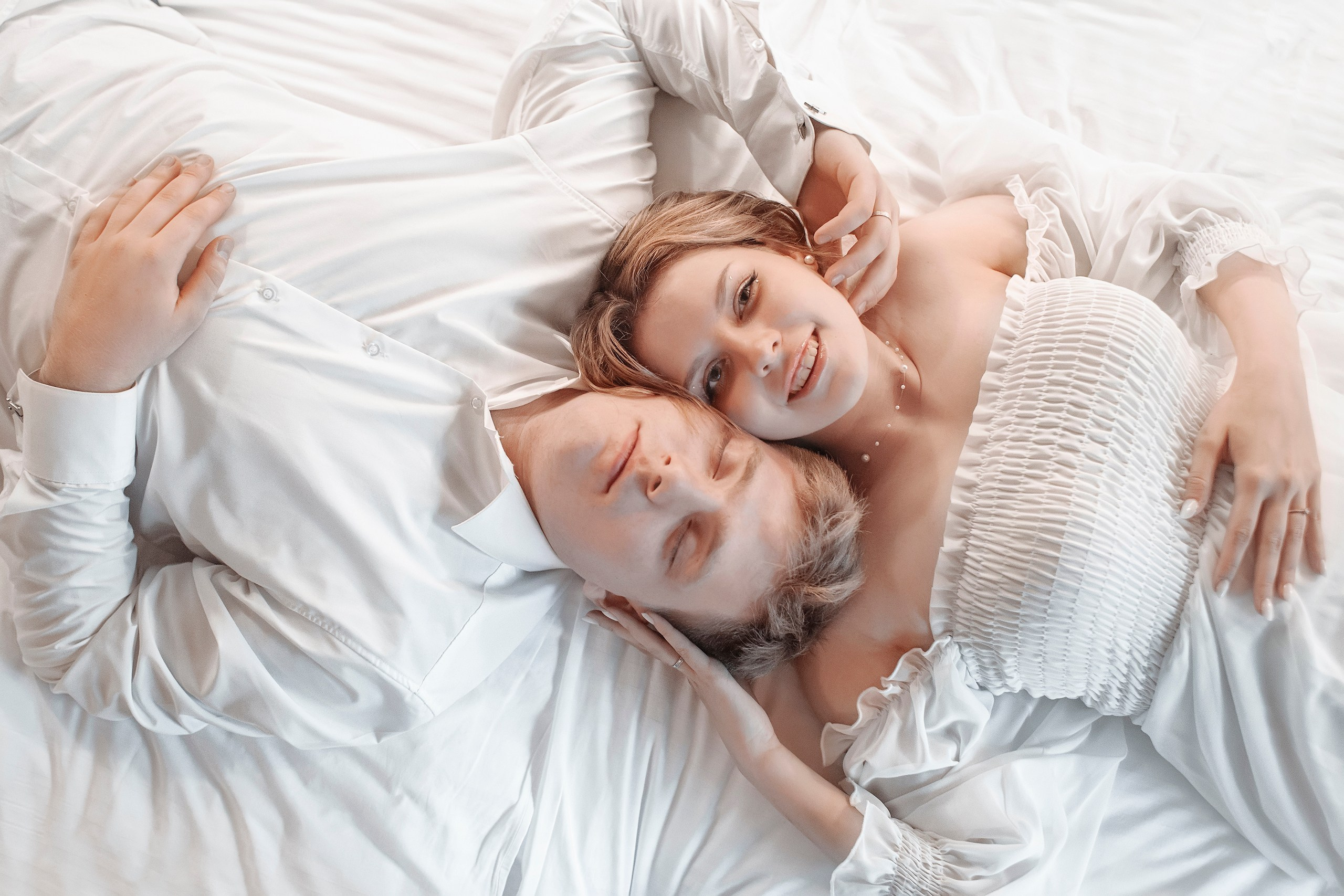 Портрет невесты и жениха на кровати