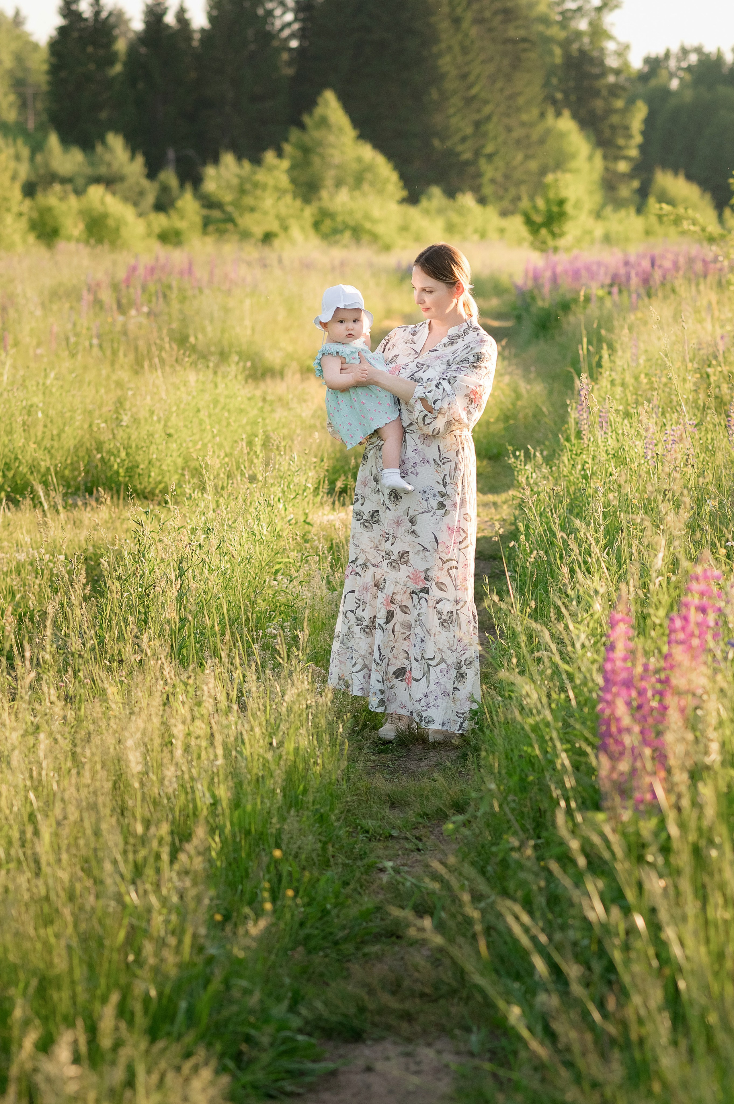 Уличная летняя фотосессия мамы и малышки в люпиновом поле