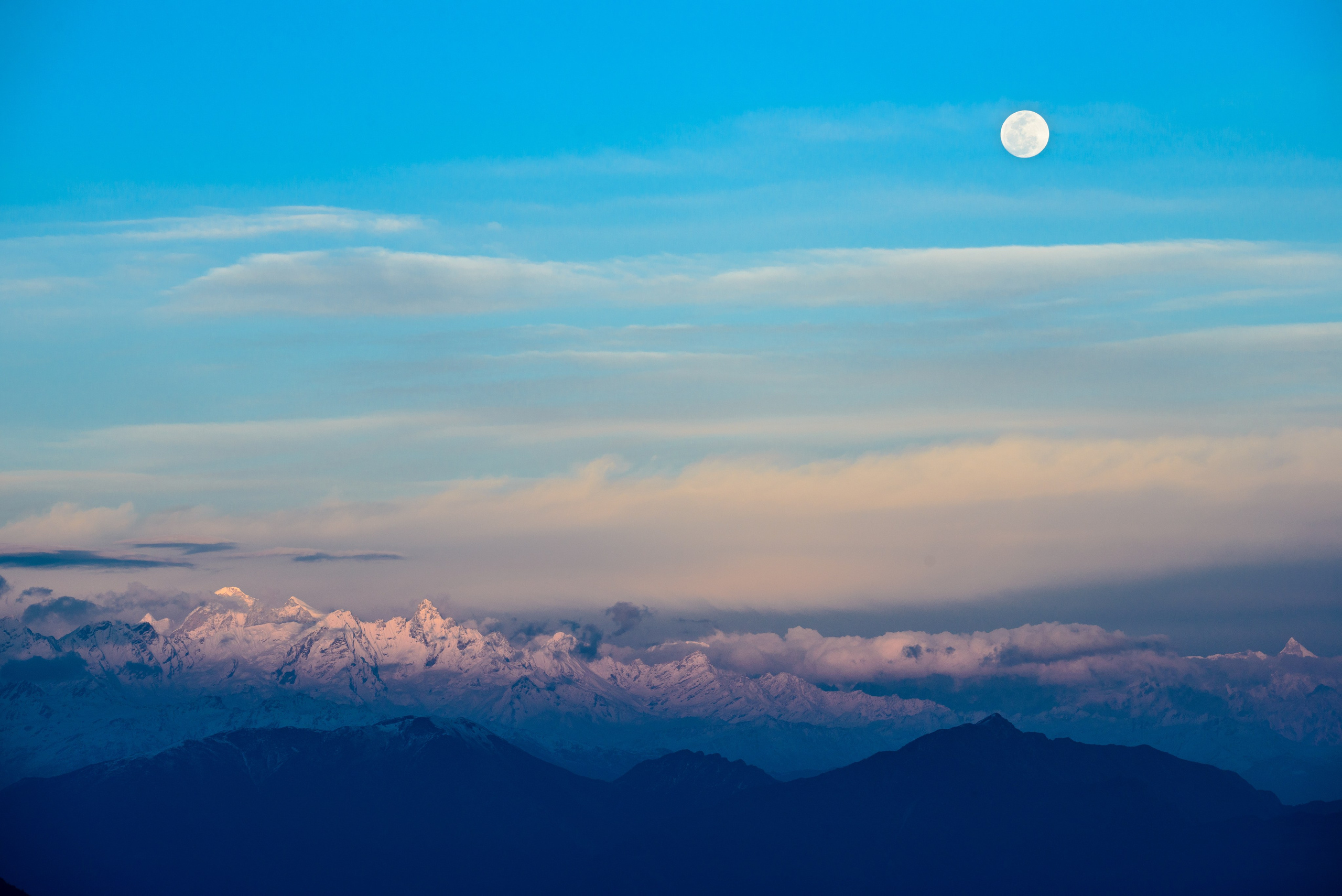 Гималаи. Восход Луны над горами
