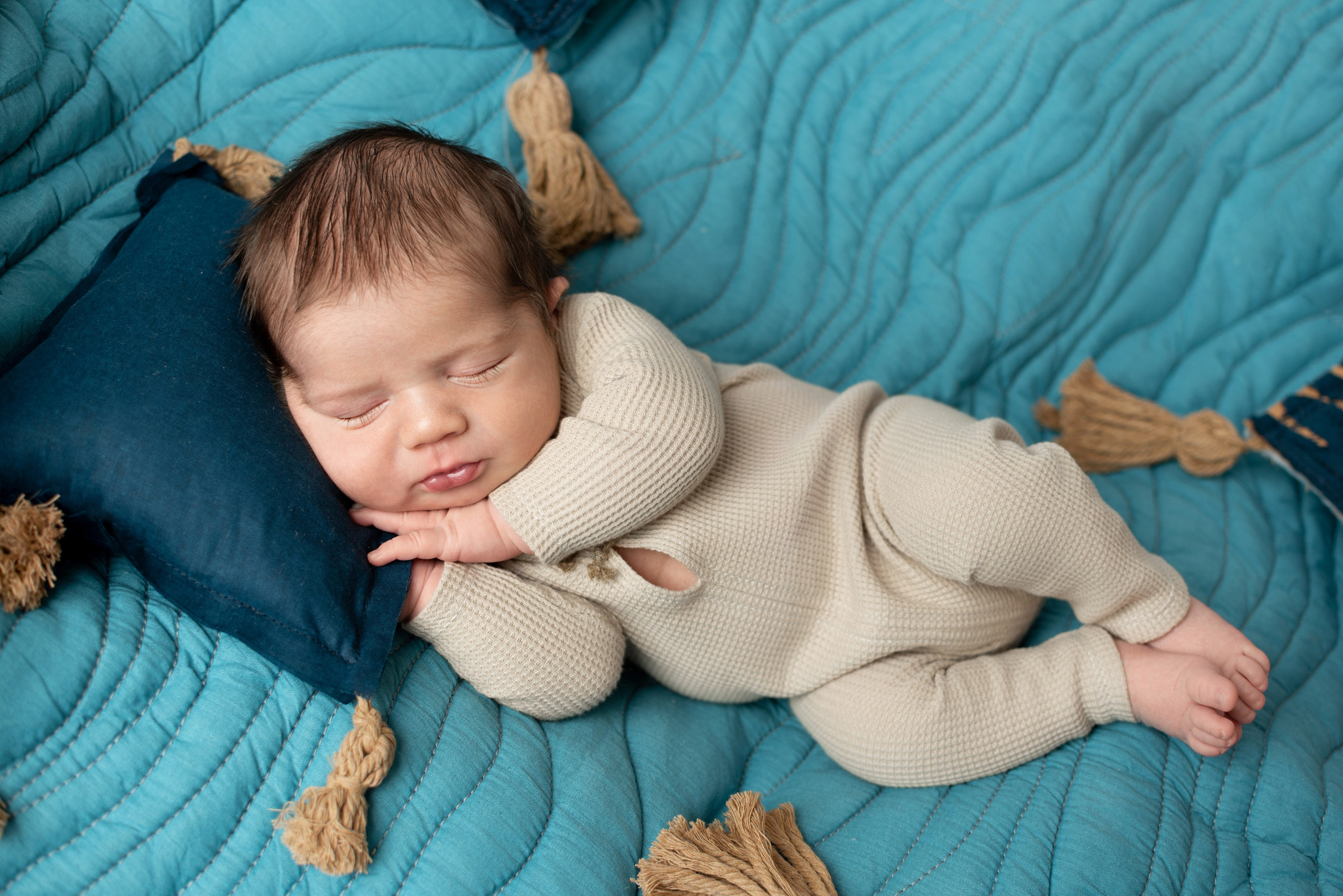 Ньюборн Крепыш малыш Эмиль. Фотограф новорожденных в Нижневартовске Лара Курдюкова