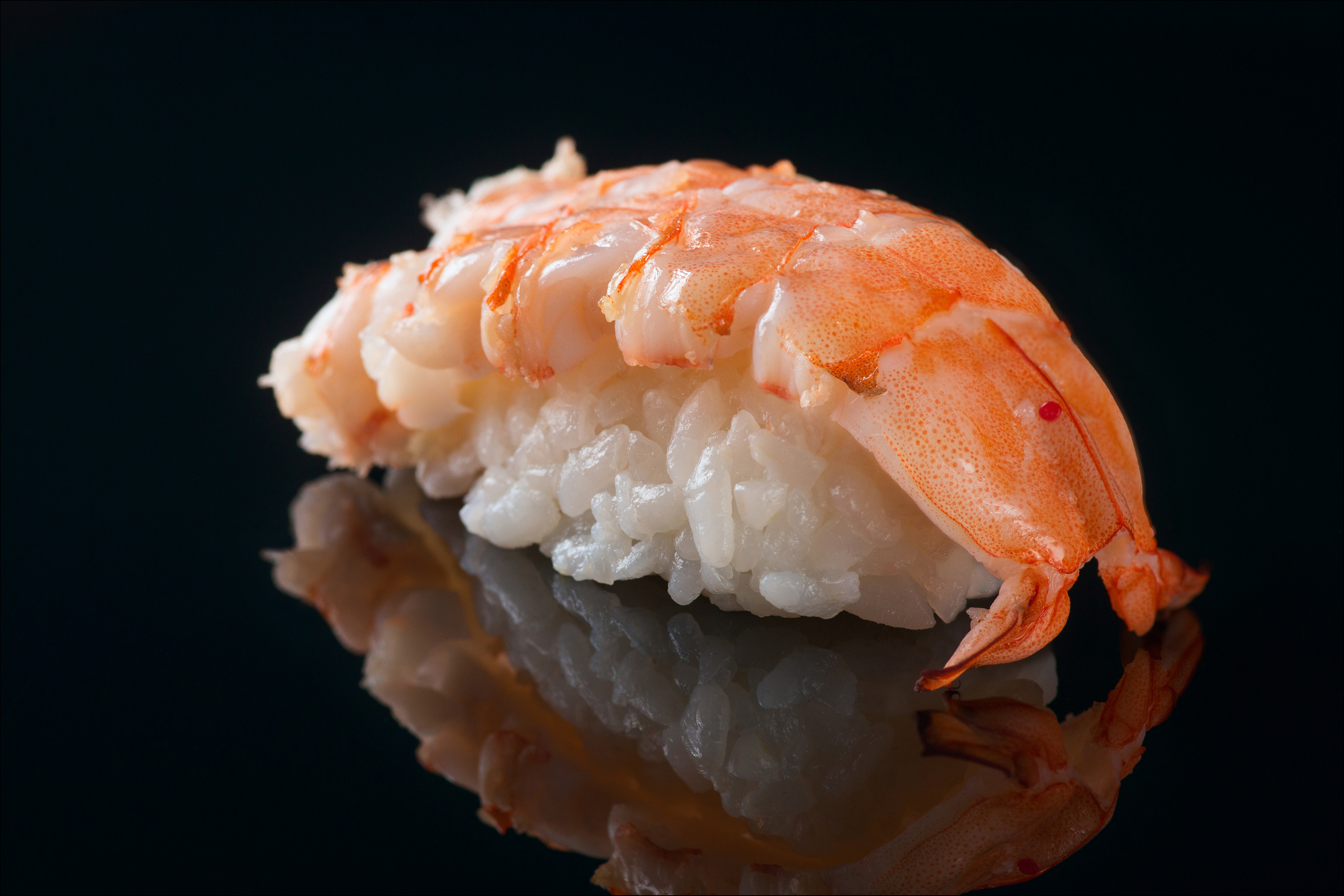 Вкусные и ароматный суши из настоящих морепродуктов 