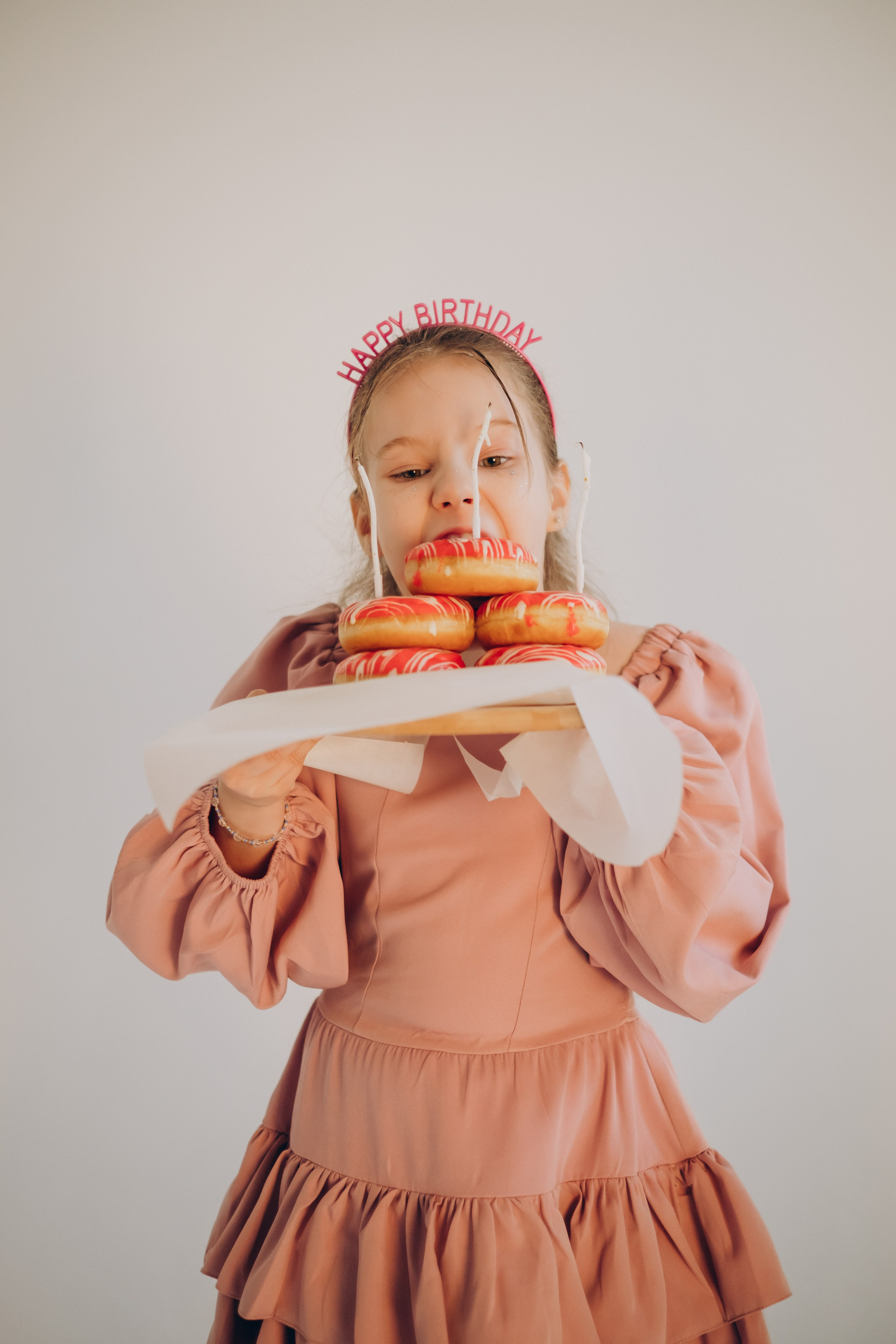 Фотосессия «День рождения» в минималистичной студии. Фотограф Новосибирск Анна Рождественская
