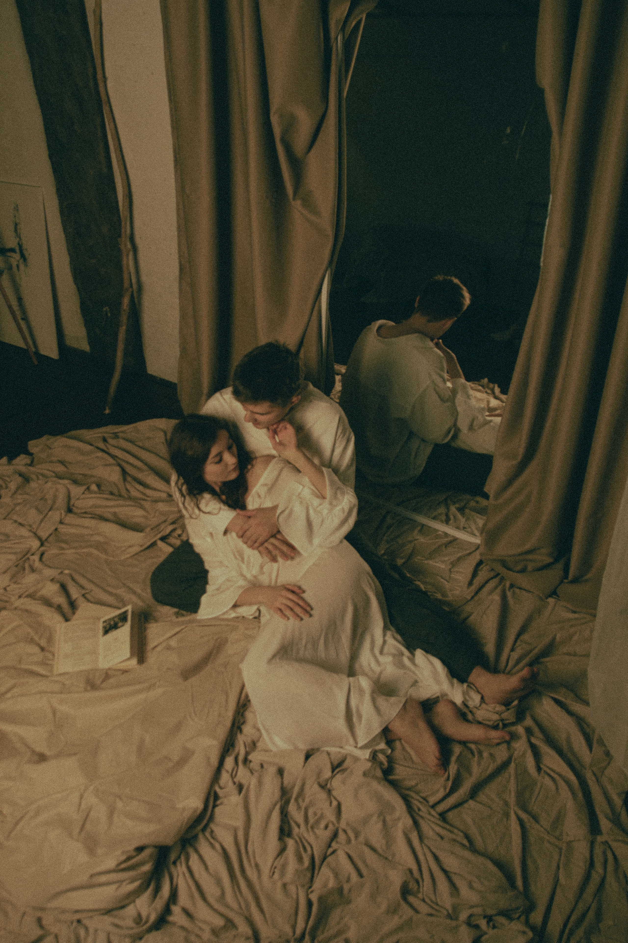 Девушка и парень в белой одежде в комнате из тканей съемка Love story