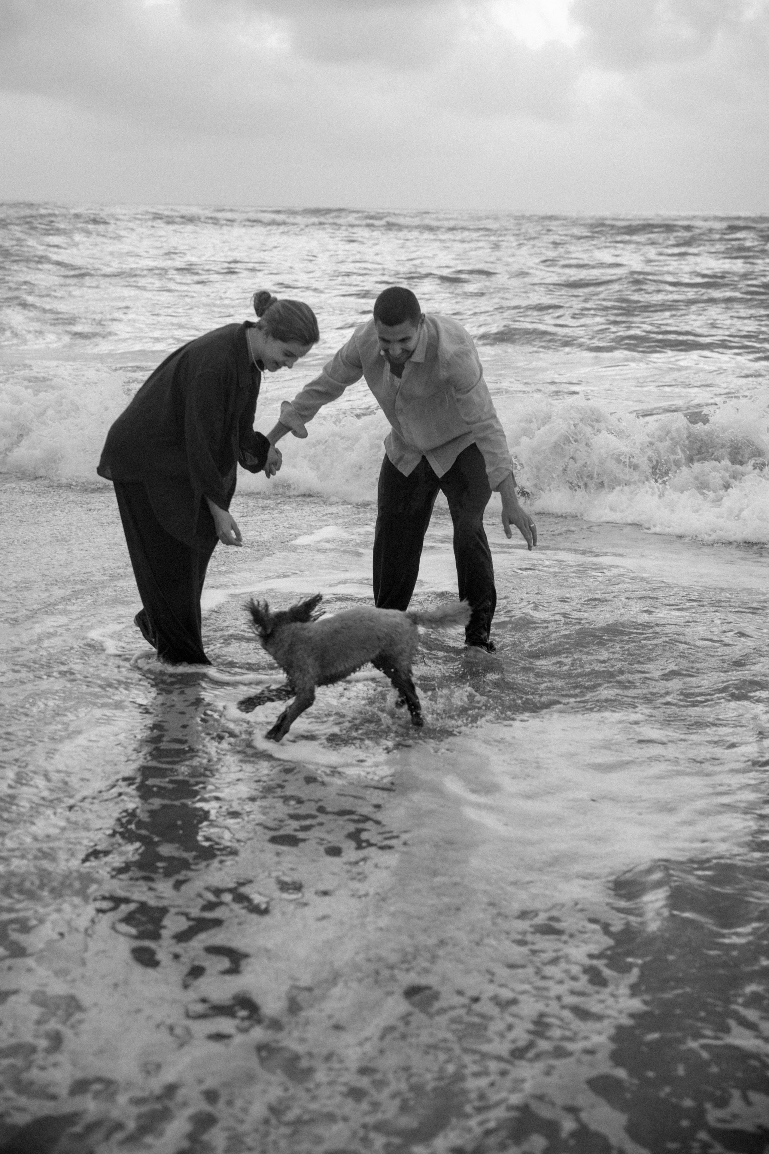 Pregnancy photoshoot near the sea (cloudy weather). Главная