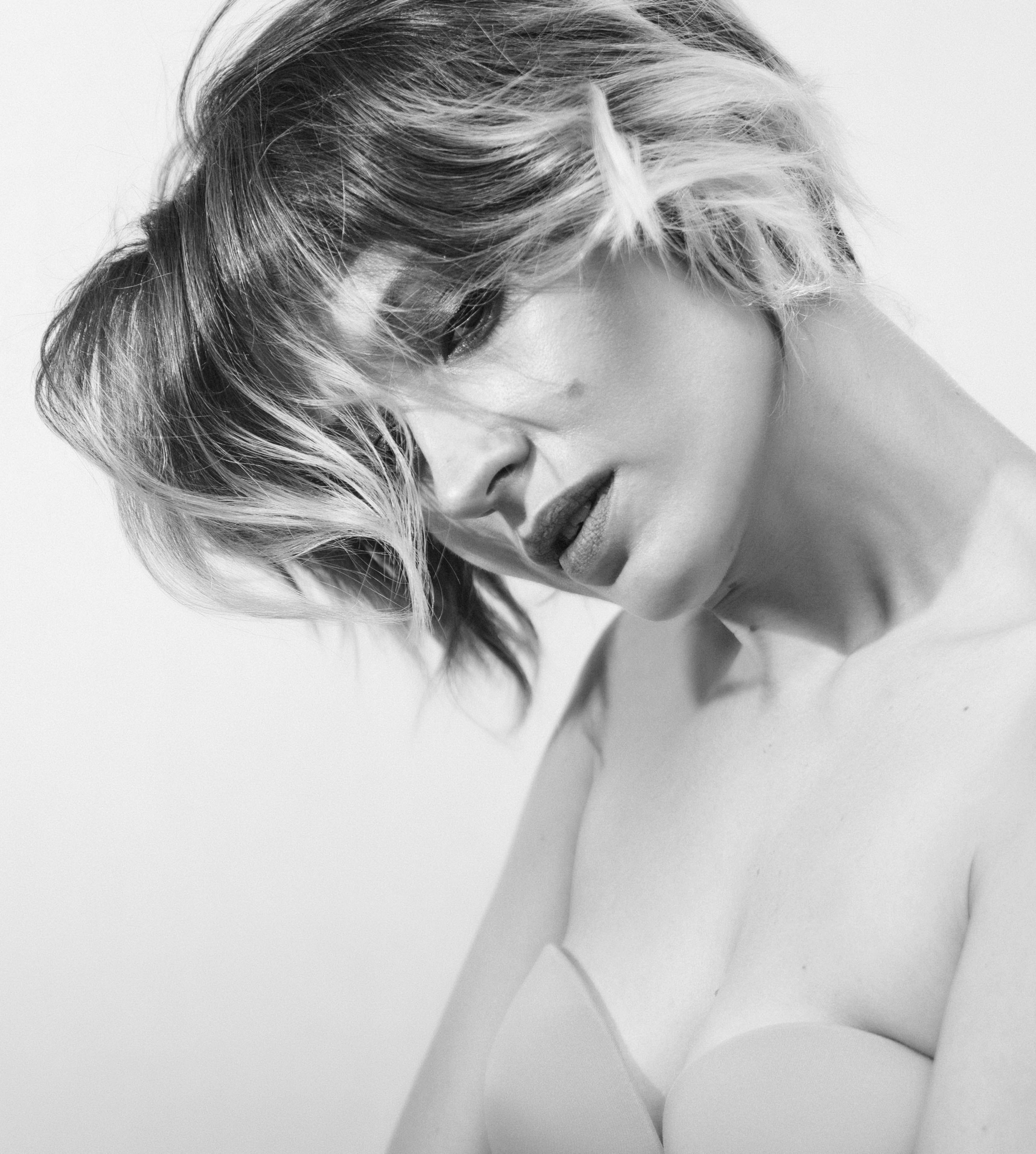 Саша и вино | портреты на белом фоне. Фотограф и видеограф в Москве и Абу Даби Мария Кулагина