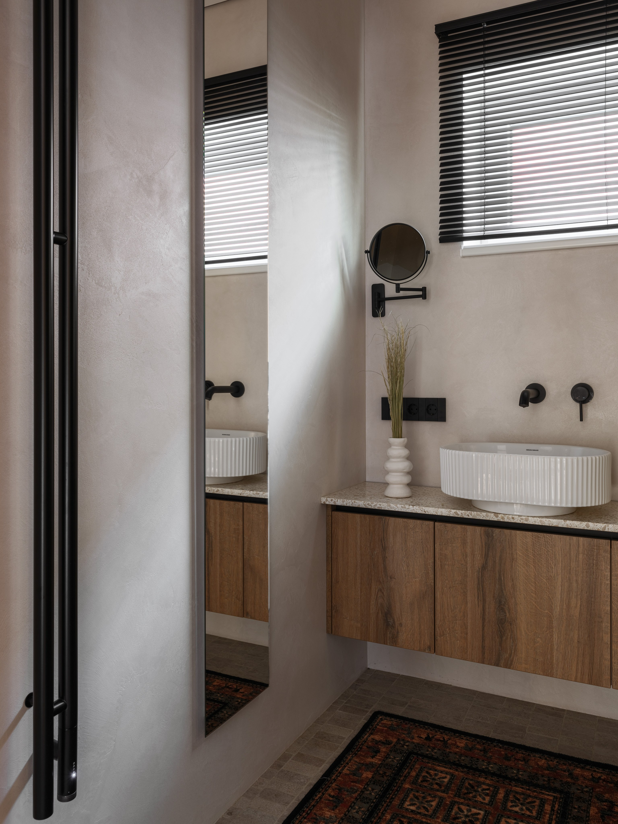 Современная ванная с зеркалом во всю стену, подвесной тумбой из дерева и раковиной с фактурными стенами, проект Наталии Шелепниковой, фото Сергея Денисенко, стилистика Алёны Бершацкой.