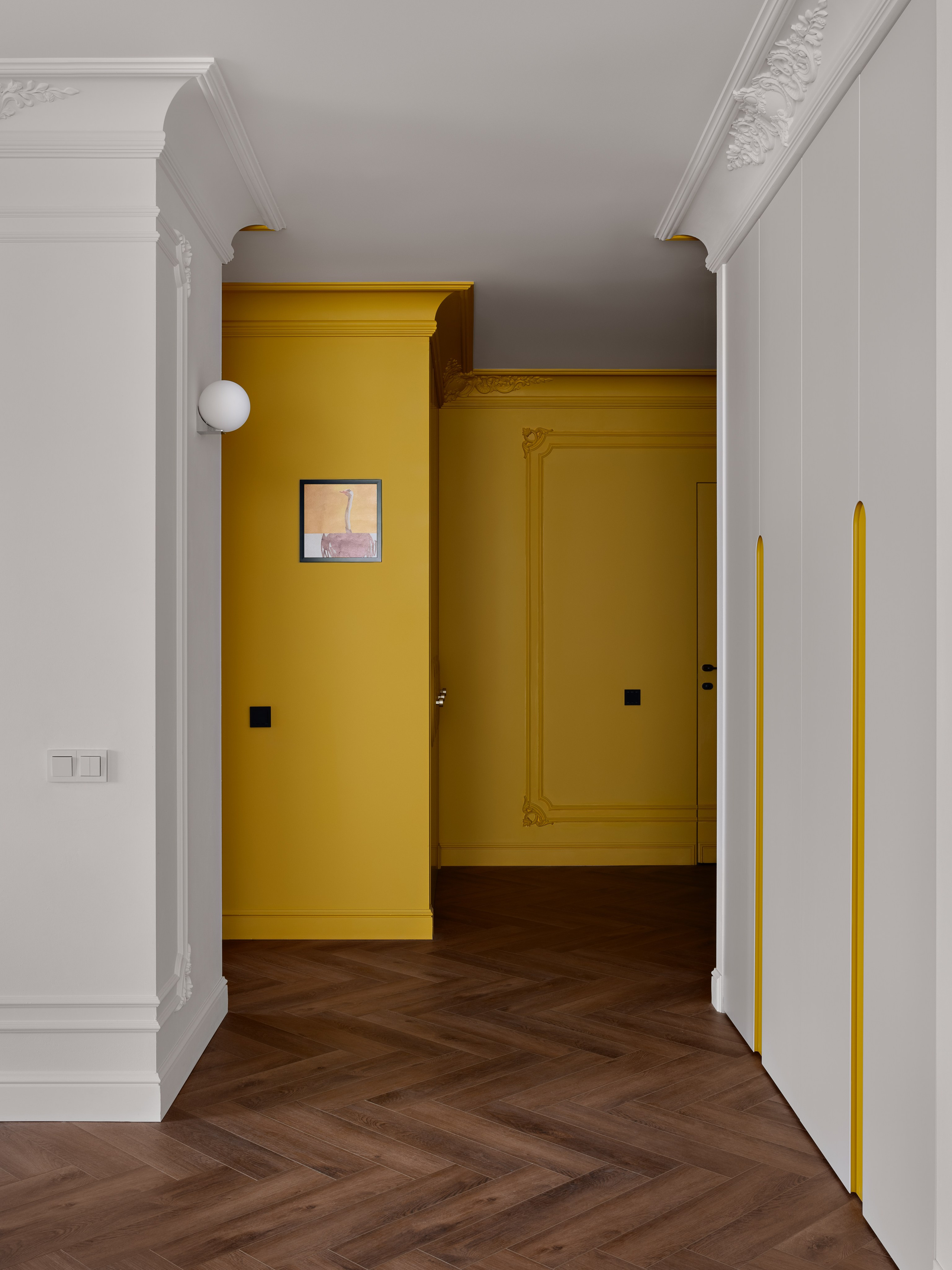 Современный холл с контрастом белых и жёлтых стен, изящной лепниной и встроенными шкафами, объединяющими классику и современный стиль; дизайнер Антон Логинов, стилист Алёна Мощенская, фотограф Сергей Денисенко.