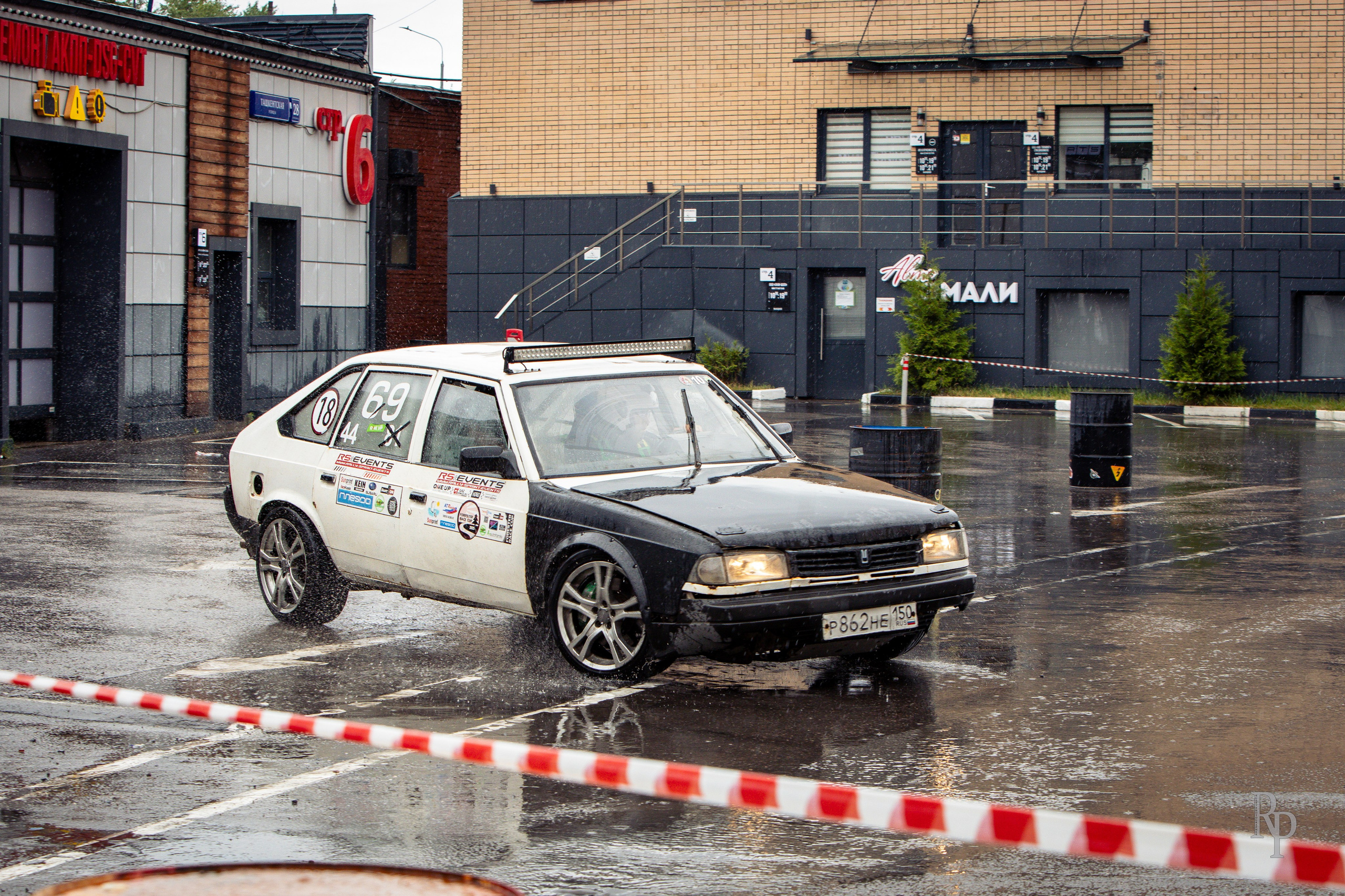 SHOWDOWN. Rusty Photographer