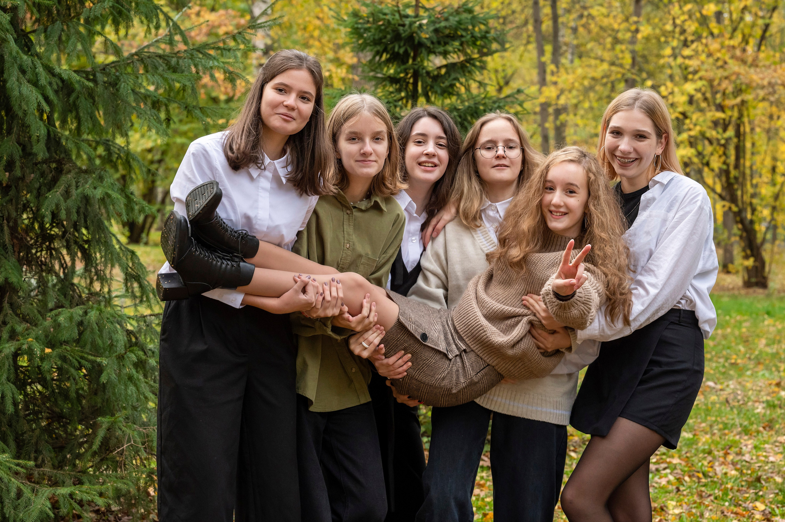 Осенняя фотосессия в парке 9-А класс Школа 953. Детский и семейный фотограф г. Москва Оксана Катаджи