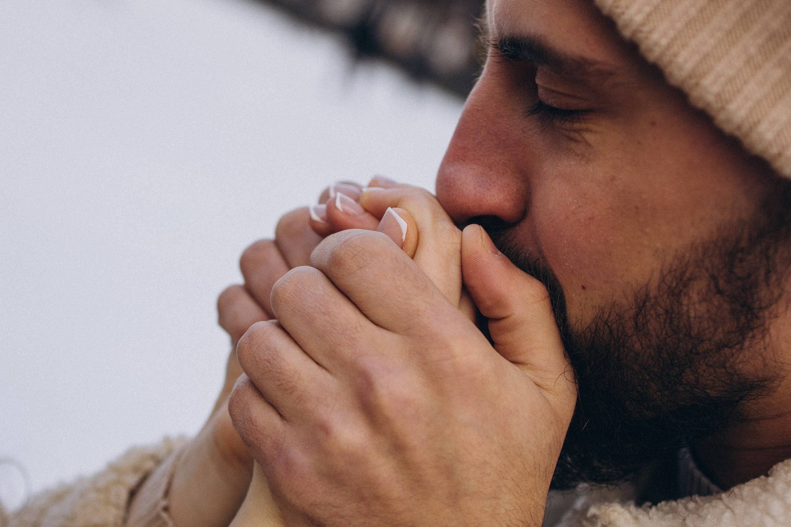 парень греет руки своей любимой девушке
