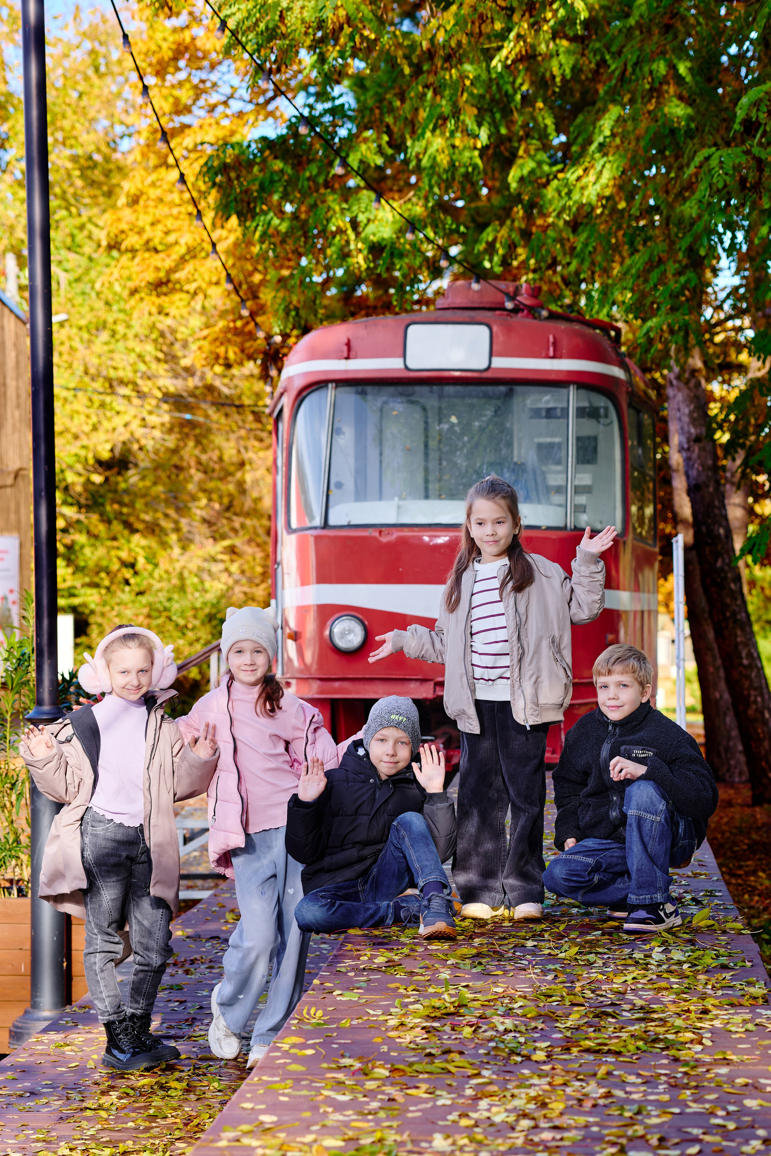 Прогулка в парке классом. Фотограф Выпускные альбомы Таганрог Сергей Коробченко