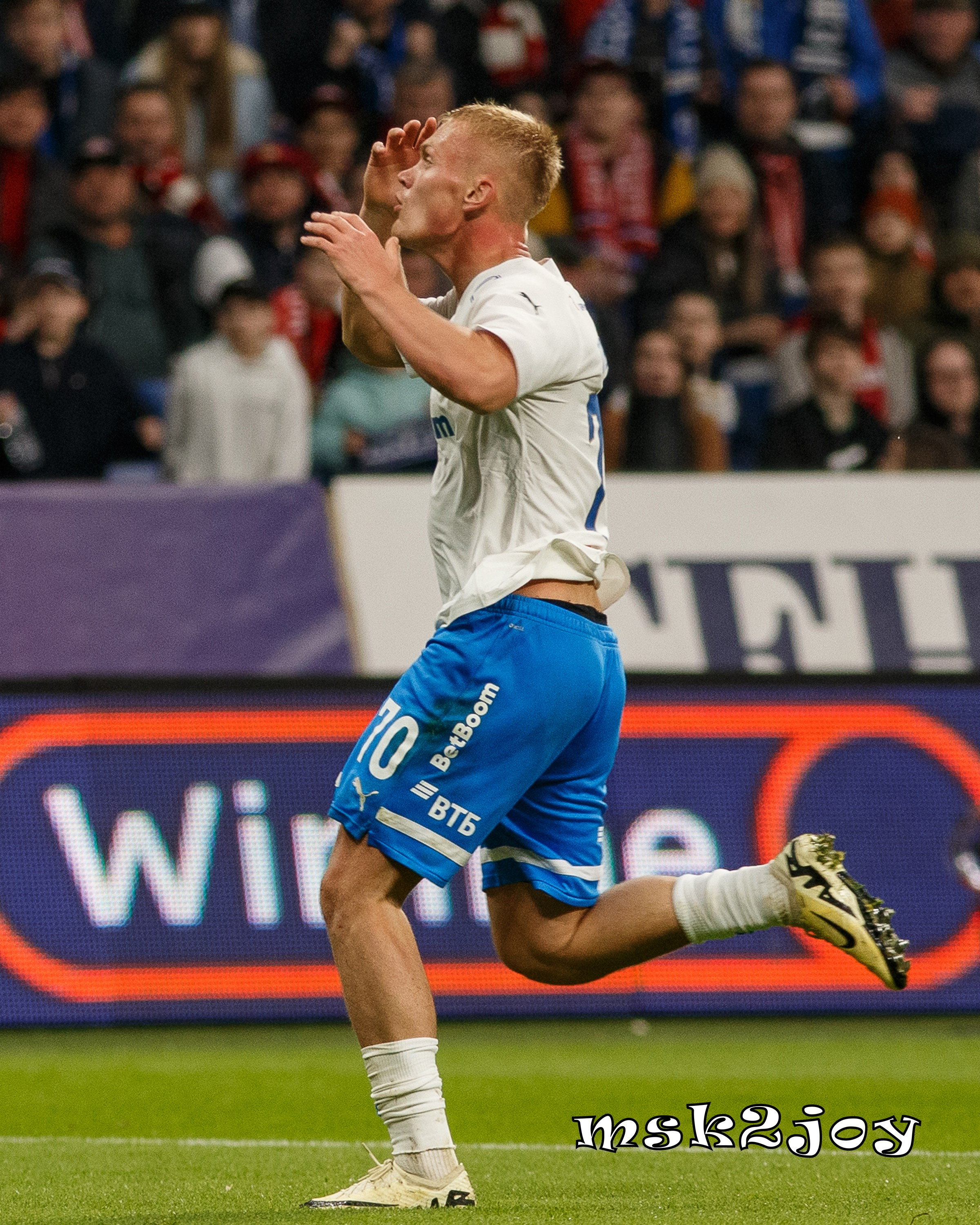 Нападающий футбольного клуба Динамо Москва Константин Тюкавин расстроен неточным ударом по воротам. Фотограф - Михаил Тоцкий.