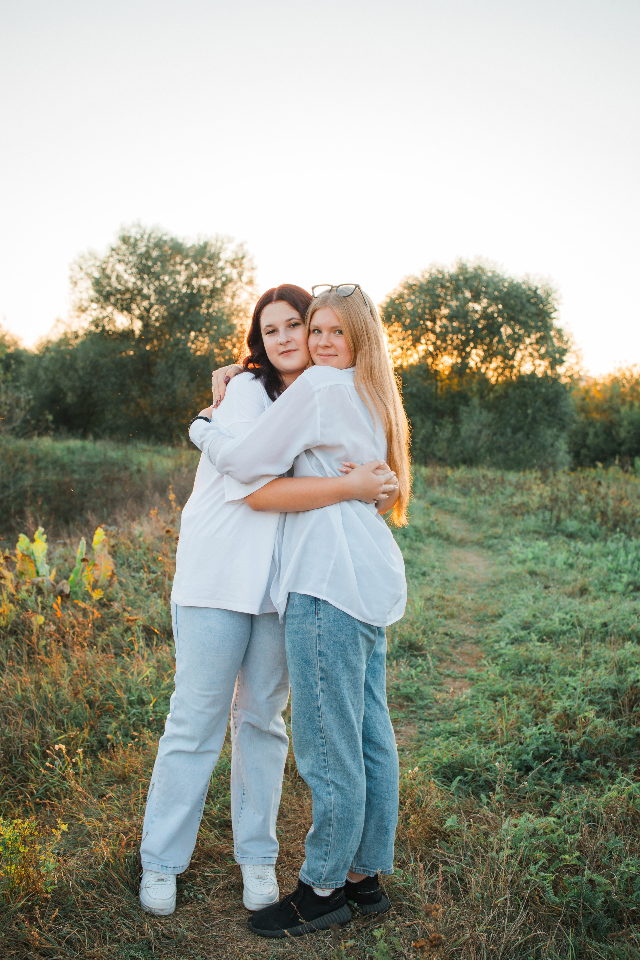 Прогулочная фотосессия на выпускной альбом с 11 классом в Серпухове. Выпускные альбомы в Серпухове