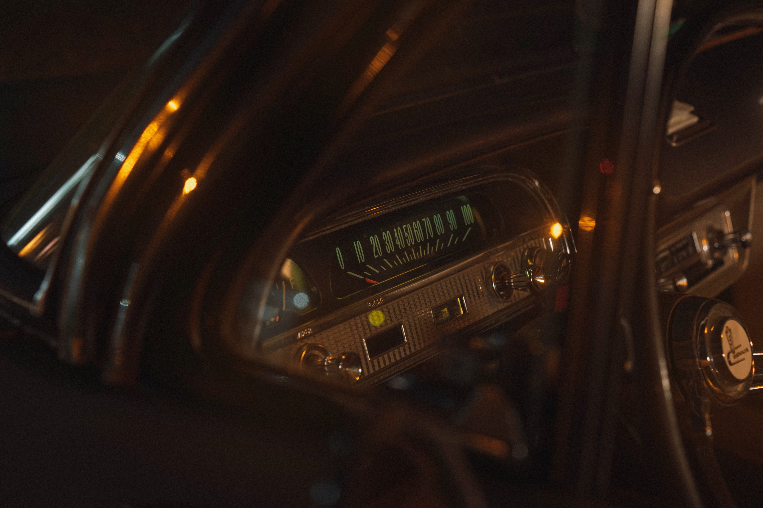 панель приборов старого американского автомобиля 