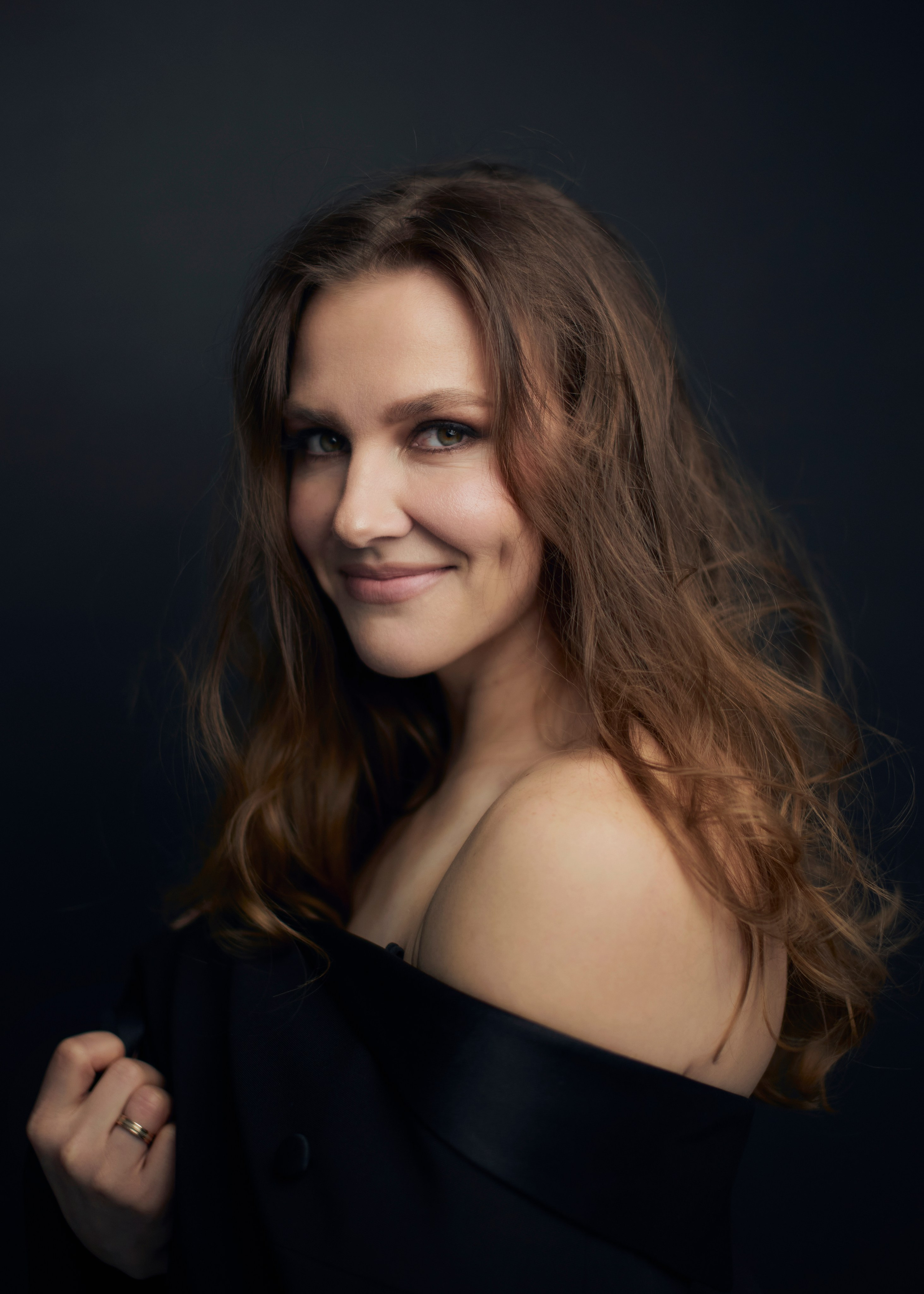 Студийные портреты для Виктории в эффектном образе. Репортажный и женский фотограф в Новосибирске