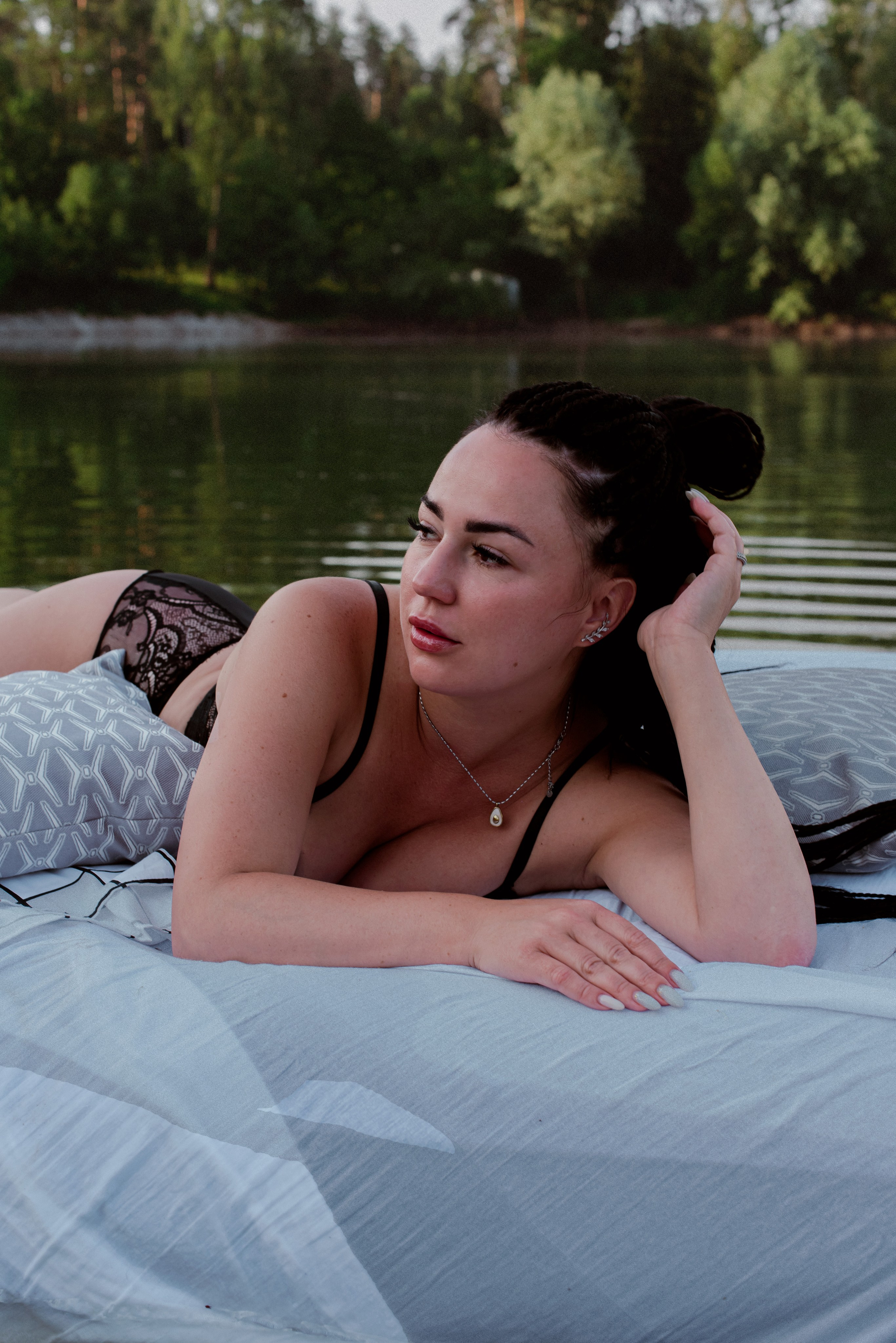 Анастасия на водоеме. Женский фотограф в Москве и МО