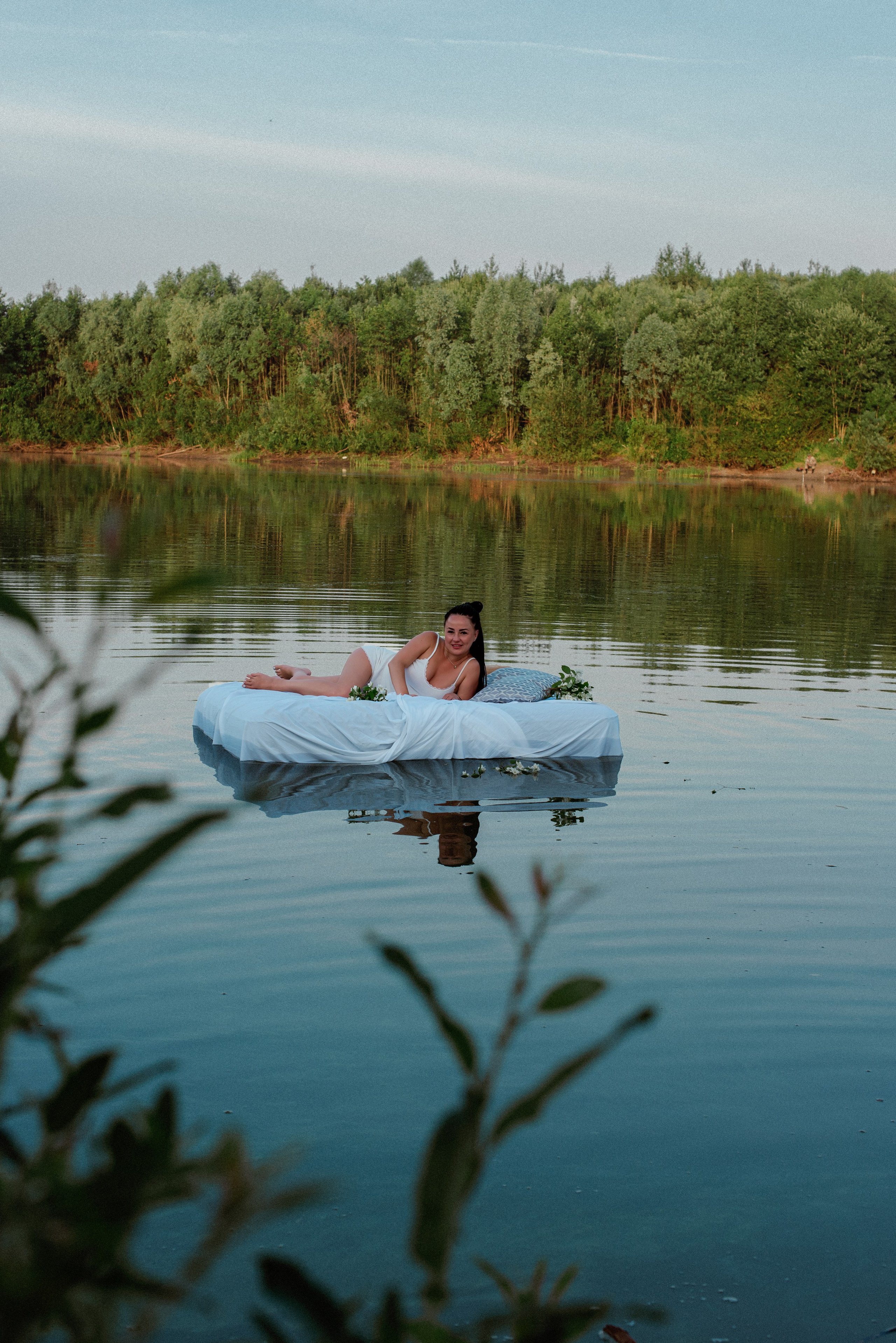 Анастасия на водоеме. Женский фотограф в Москве и МО