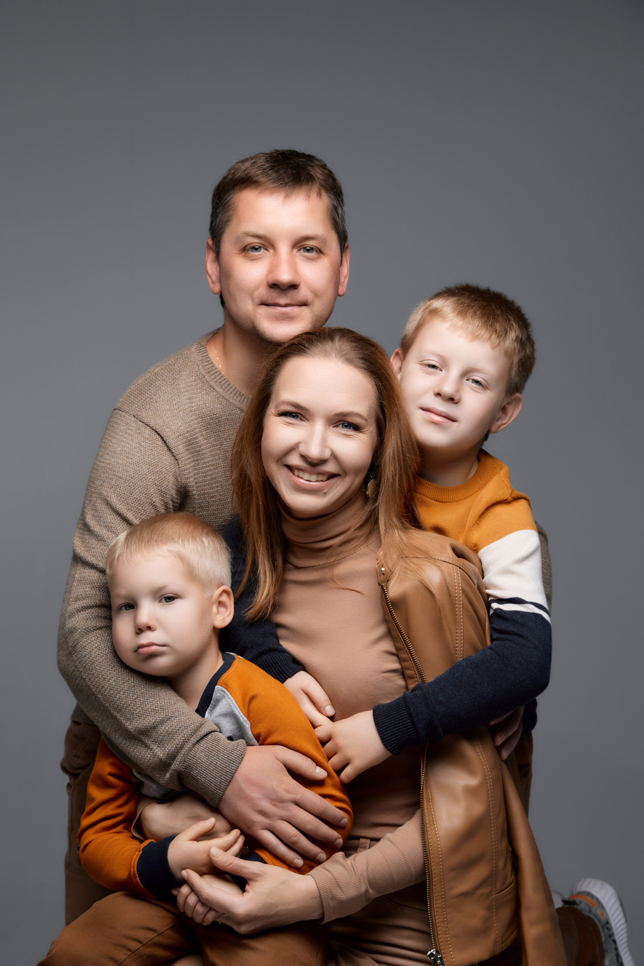 Фоновая фотосессия в студии для семьи. Фотограф в Минске Анна Кучинская