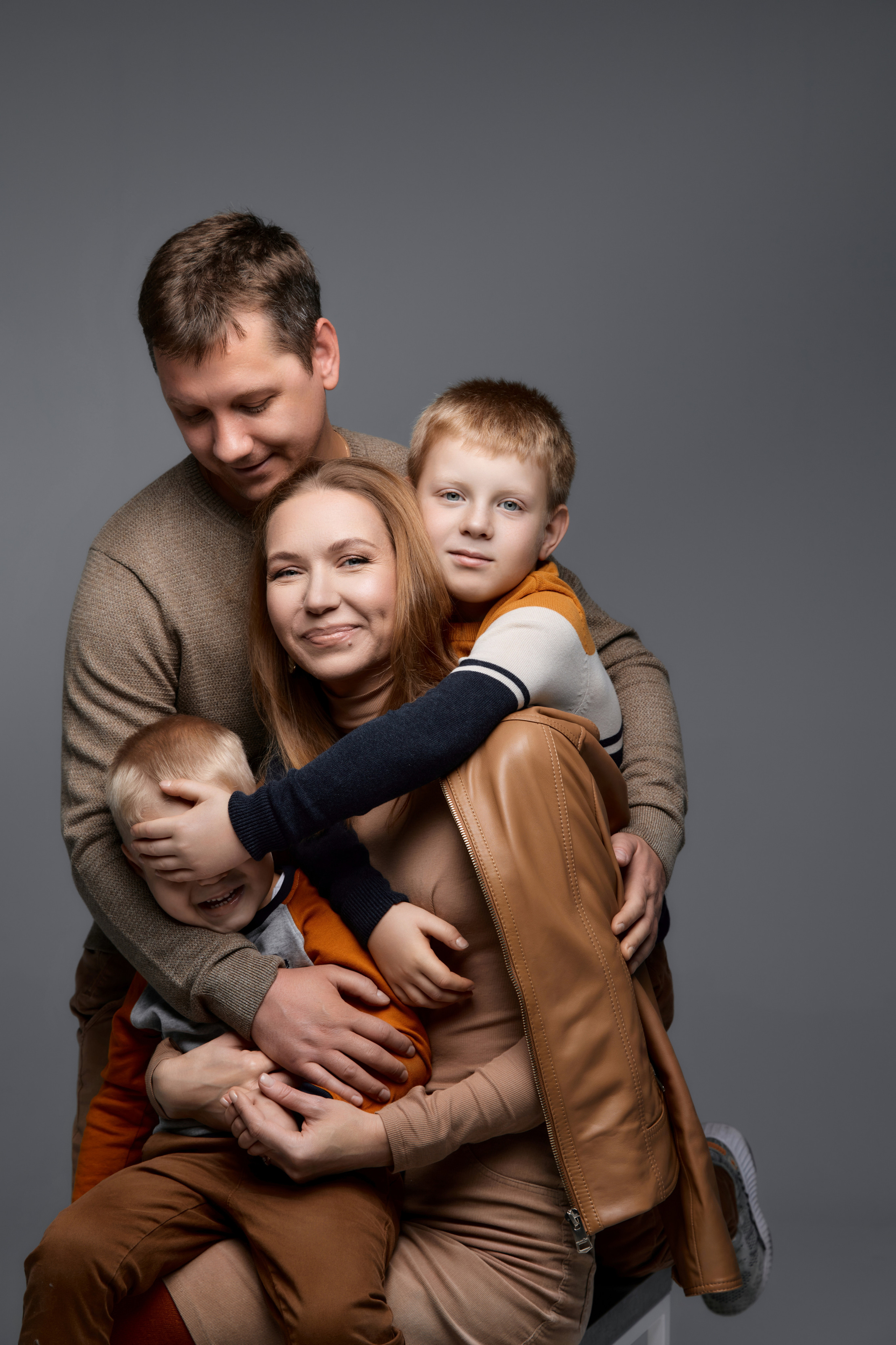 Фоновая фотосессия в студии для семьи. Фотограф в Минске Анна Кучинская