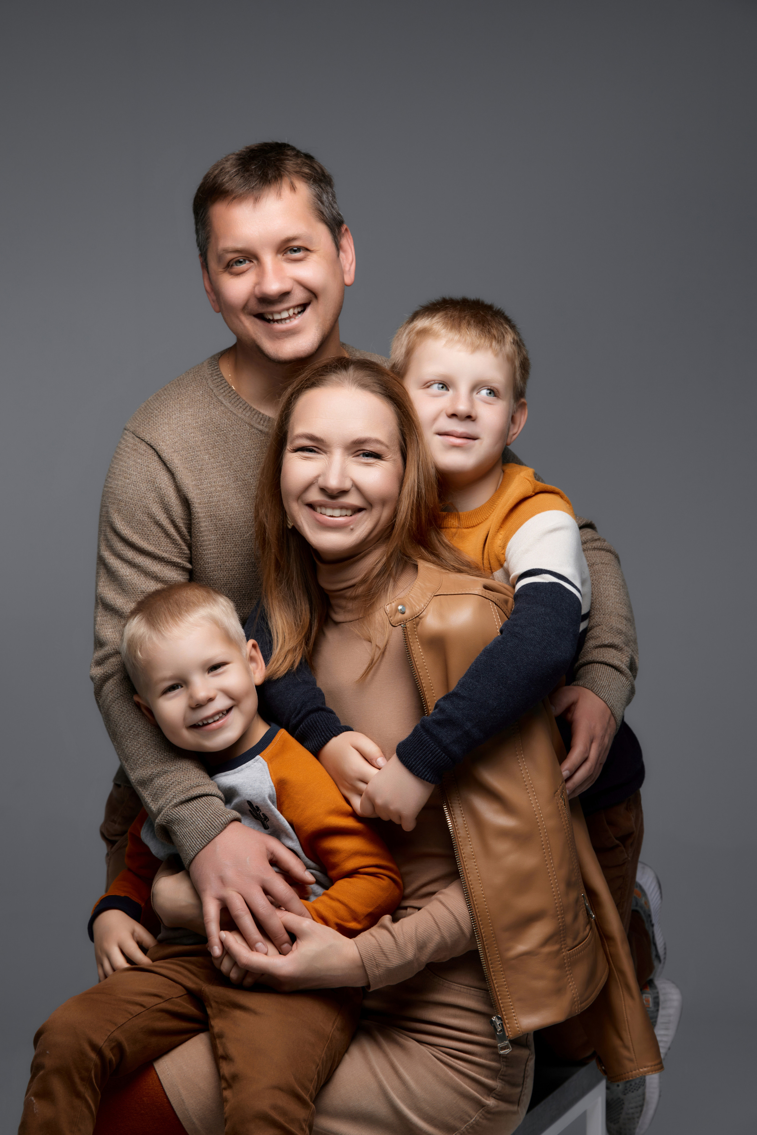 Фоновая фотосессия в студии для семьи. Фотограф в Минске Анна Кучинская