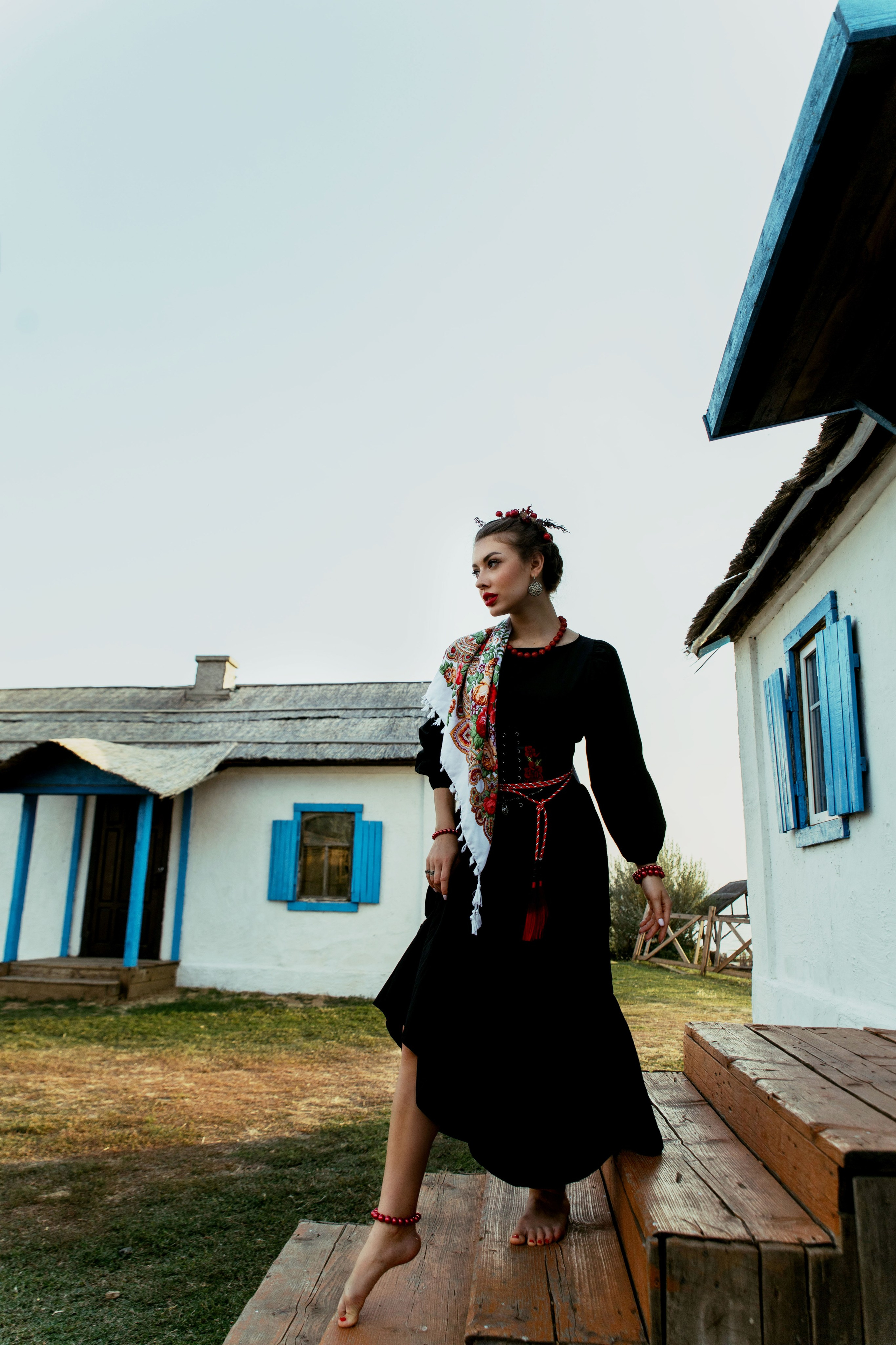 Завораживающая красота русской зимы оживает в этой фотосессии.  Перед Вами предстаёт не просто девушка, а воплощение древнего славянского духа, хранительница тайн лесов и полей.  В её образе –  тонкая работа визажиста и стилиста,  создавших  аутентичный  костюм и макияж,  переносящие нас в мир  сказок и легенд.  Каждая деталь, от вышивки на сарафане до плетения в косах,  продумана до мелочей,  подчеркивая  мистическую  атмосферу.  Мастерство профессионального фотографа запечатлело не только внешнее очарование модели, но и  глубокий  внутренний мир,  пробуждающий  чувство  волшебства и  неповторимости  русской культуры.  Фотография – это  окно  в  сказку,  в  сердце  старинной  Руси,  где  живут  легенды  и  пробуждается  магия.