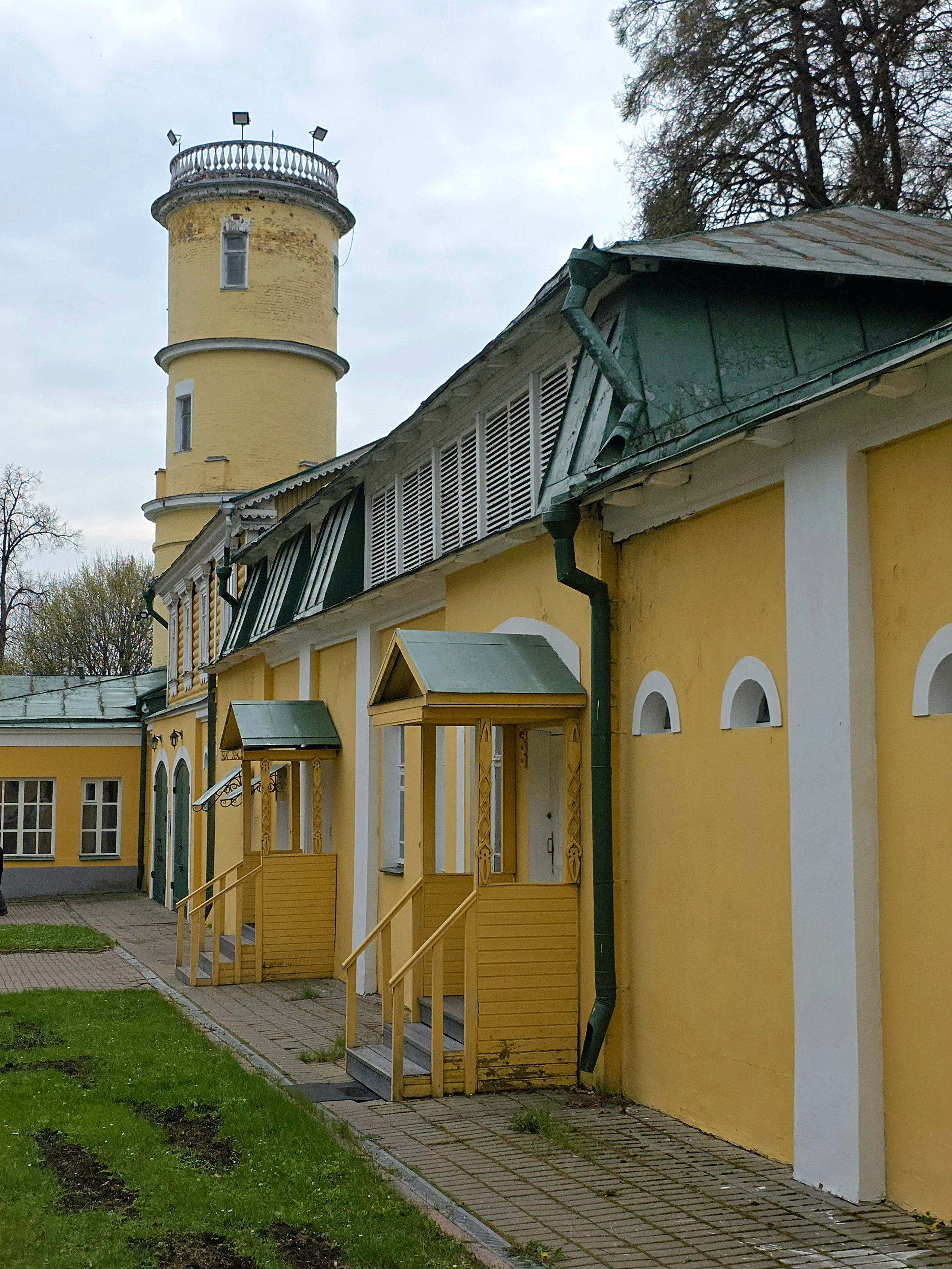 В 1918 г. после ранения В.И.Ленин приезжает в Горки для лечения. Усадьба выбрана в роли резиденции благодаря наличию телефонной связи