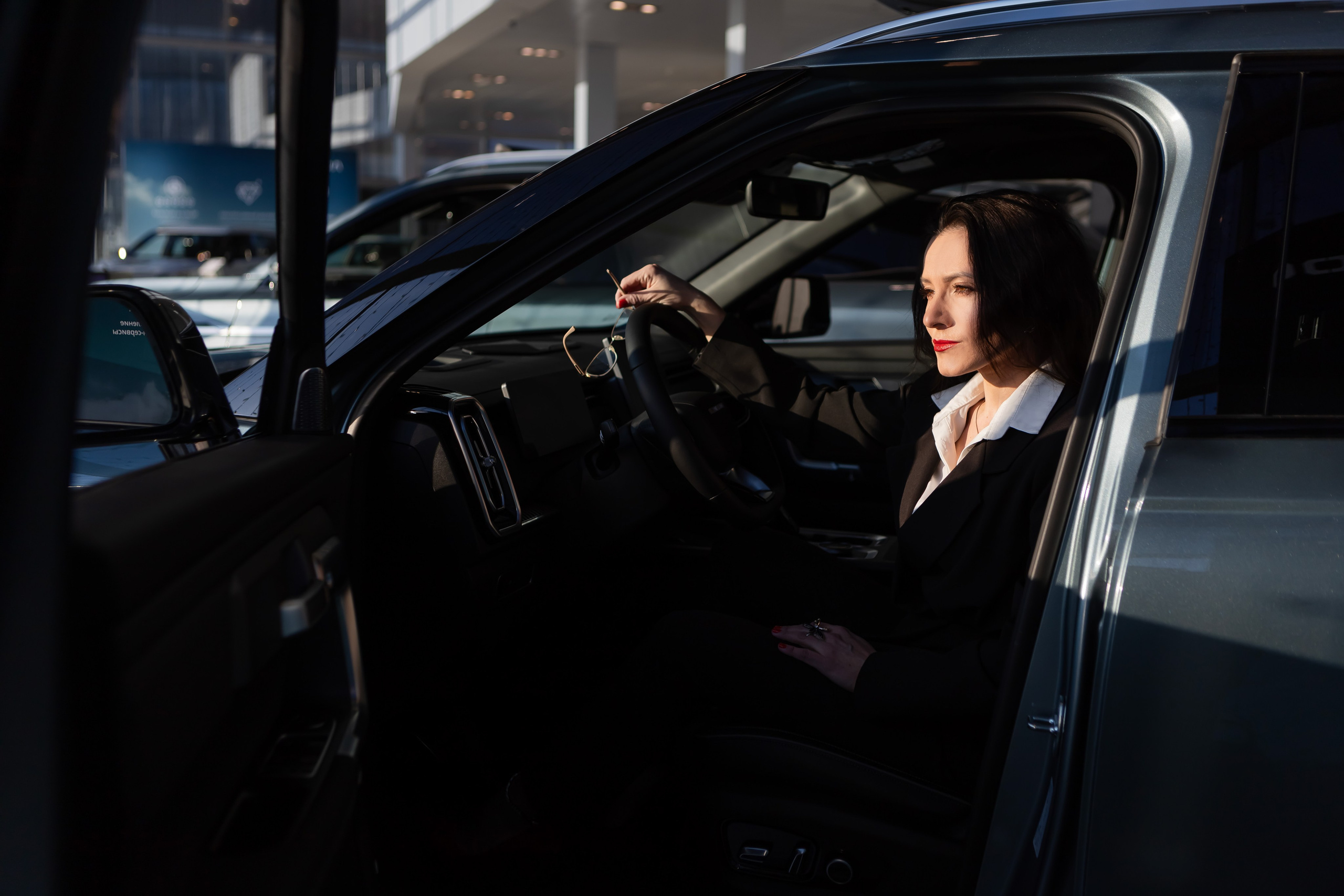 Рекламная фотосессия в ДЦ OMODA и JAECOO в Коломне. Фотограф в Коломне, Рязани, Москве. Готовность фото на следующий день