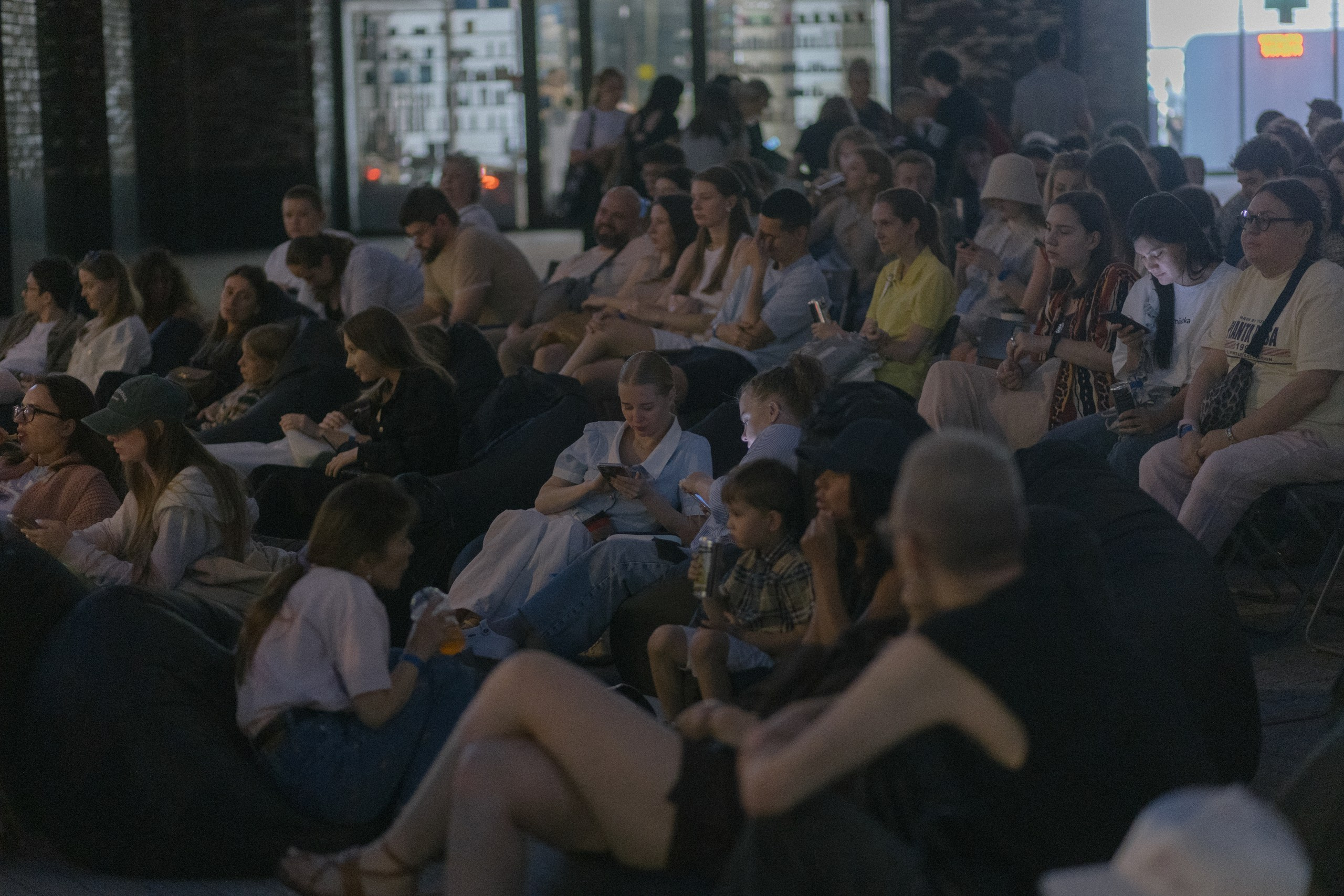 Показ фильма с кинопленки. Фотограф мероприятий, персональные съемки в Москве Владиславлева Настя