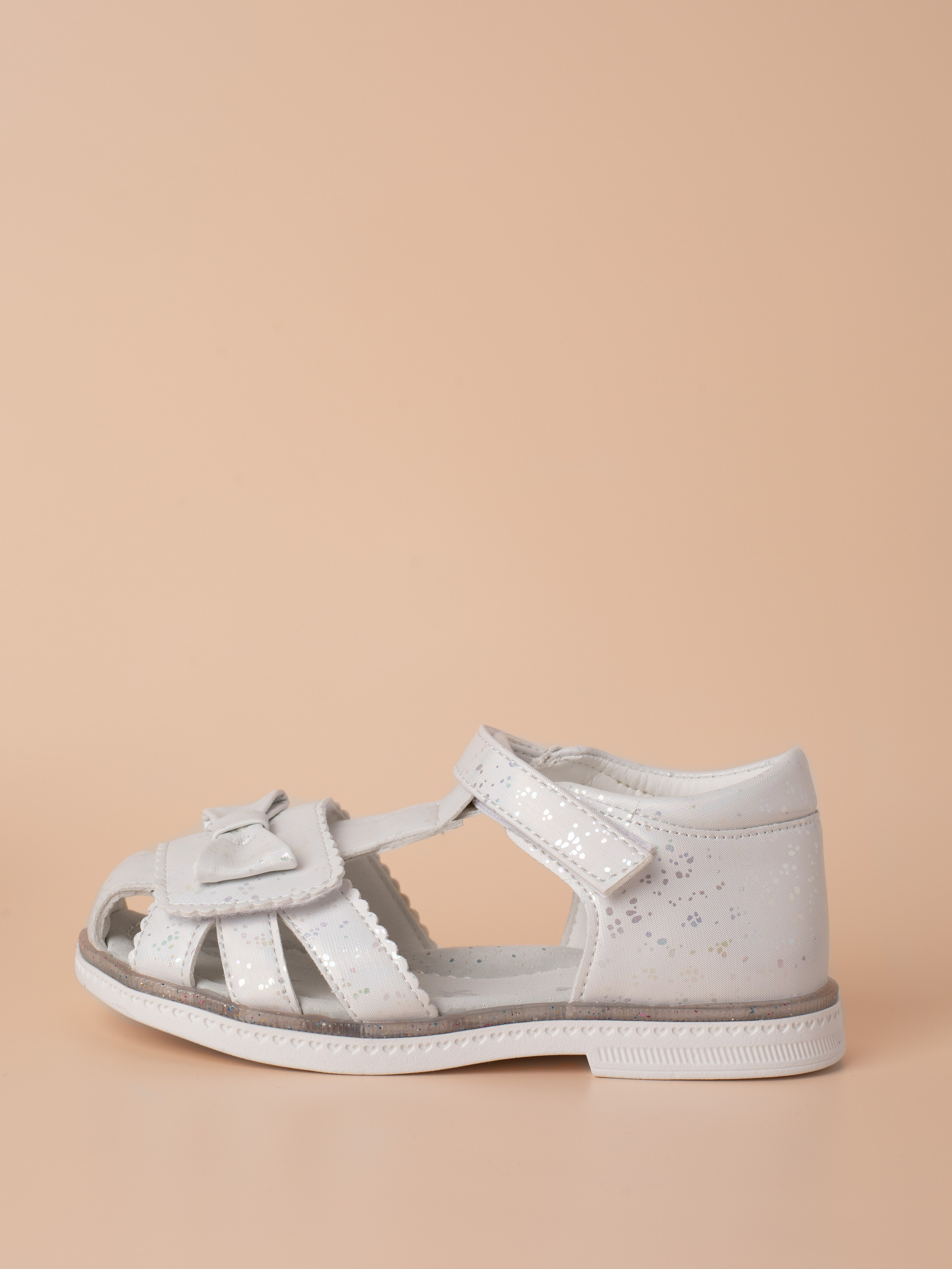 Сандали для девочки. Фотостудия предметной и модельной съёмки для маркетплейсов