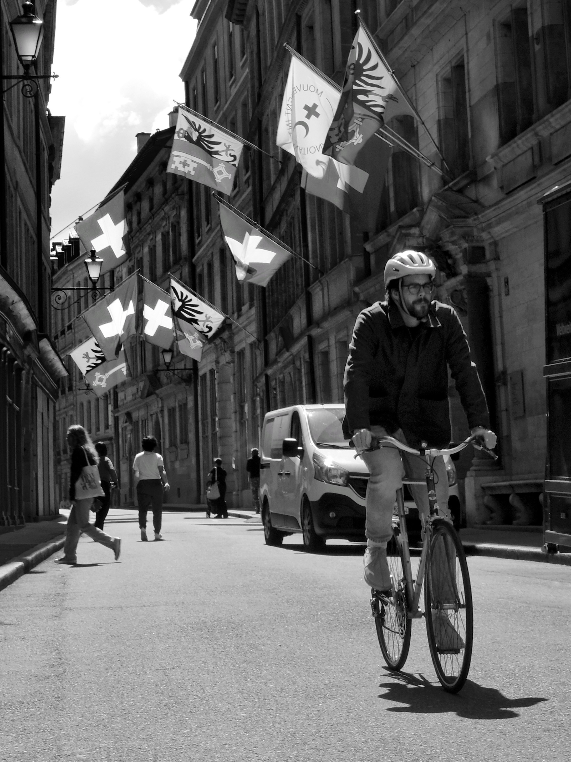 Велосипедист едет по улицам Женевы, Швейцария