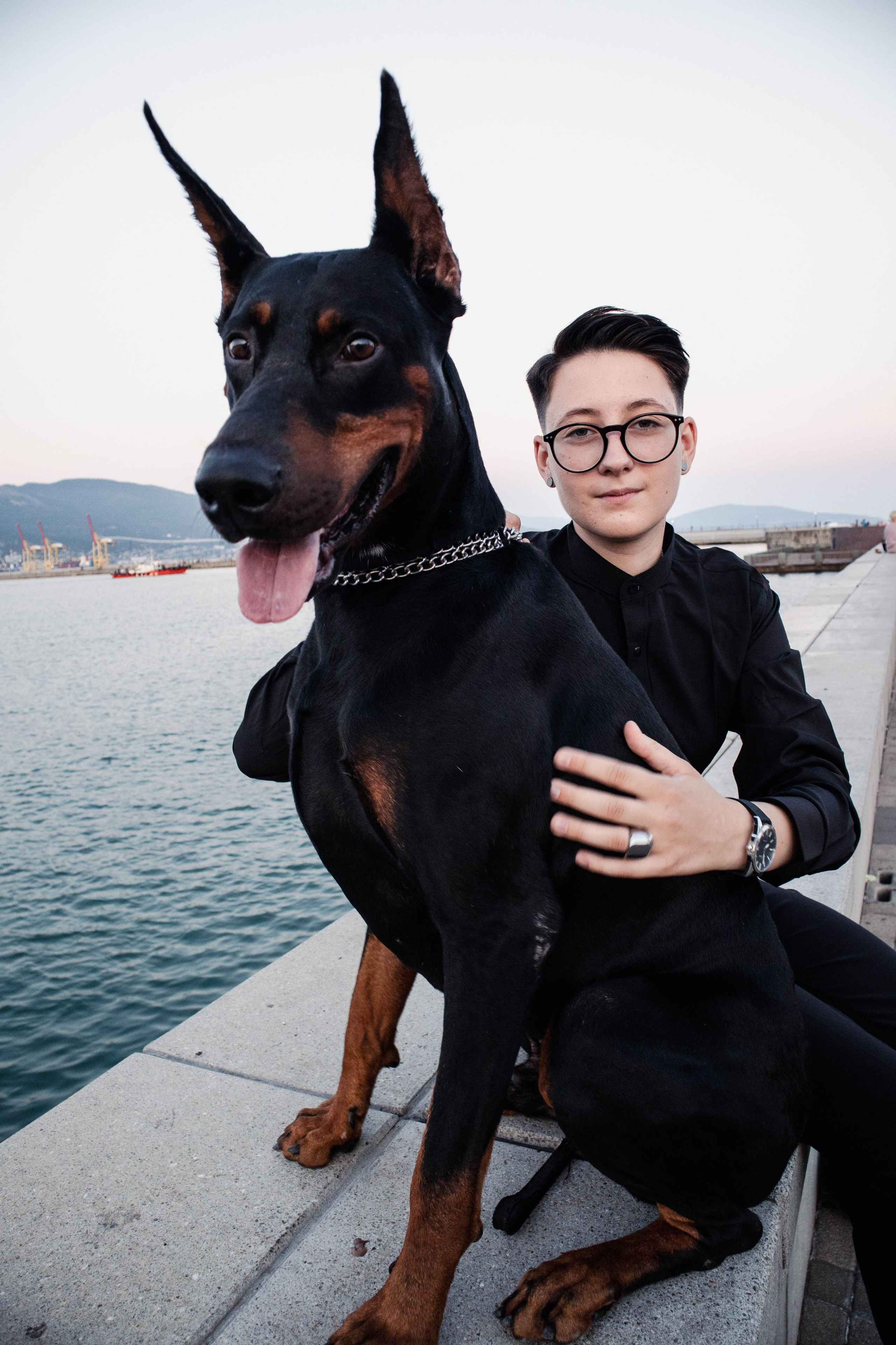 «Жизнь в ритме шага: пара с доберманом». Уличный фотограф Города N