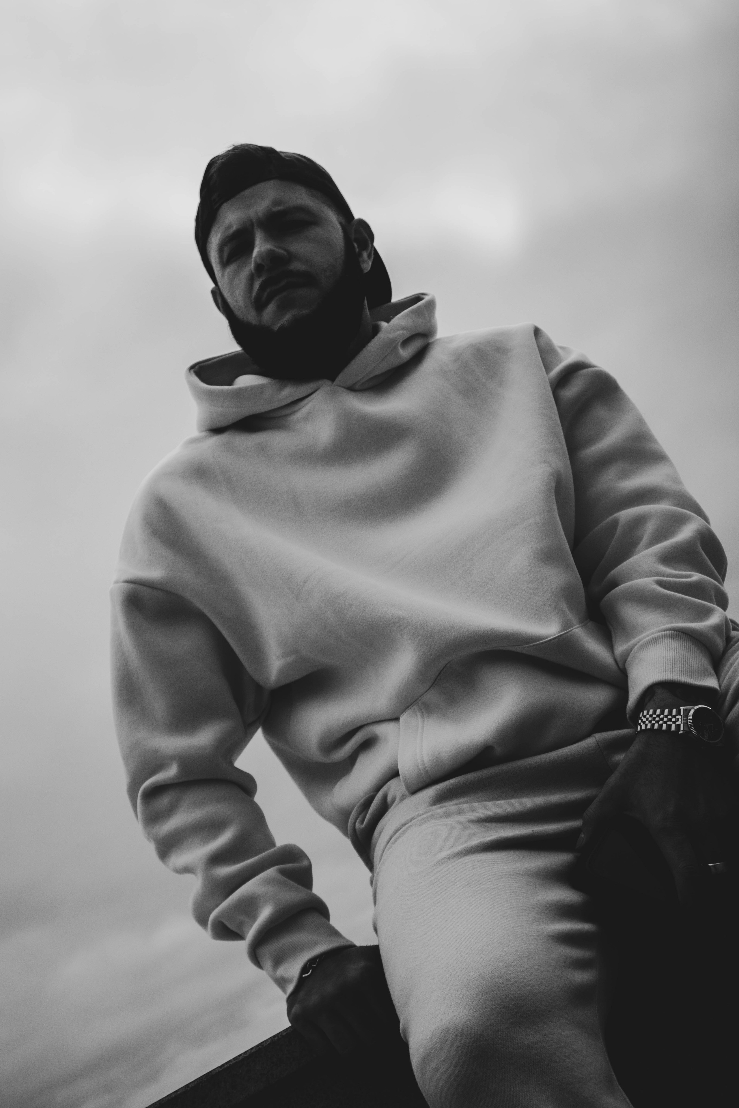 О. Уличный фотограф Города N